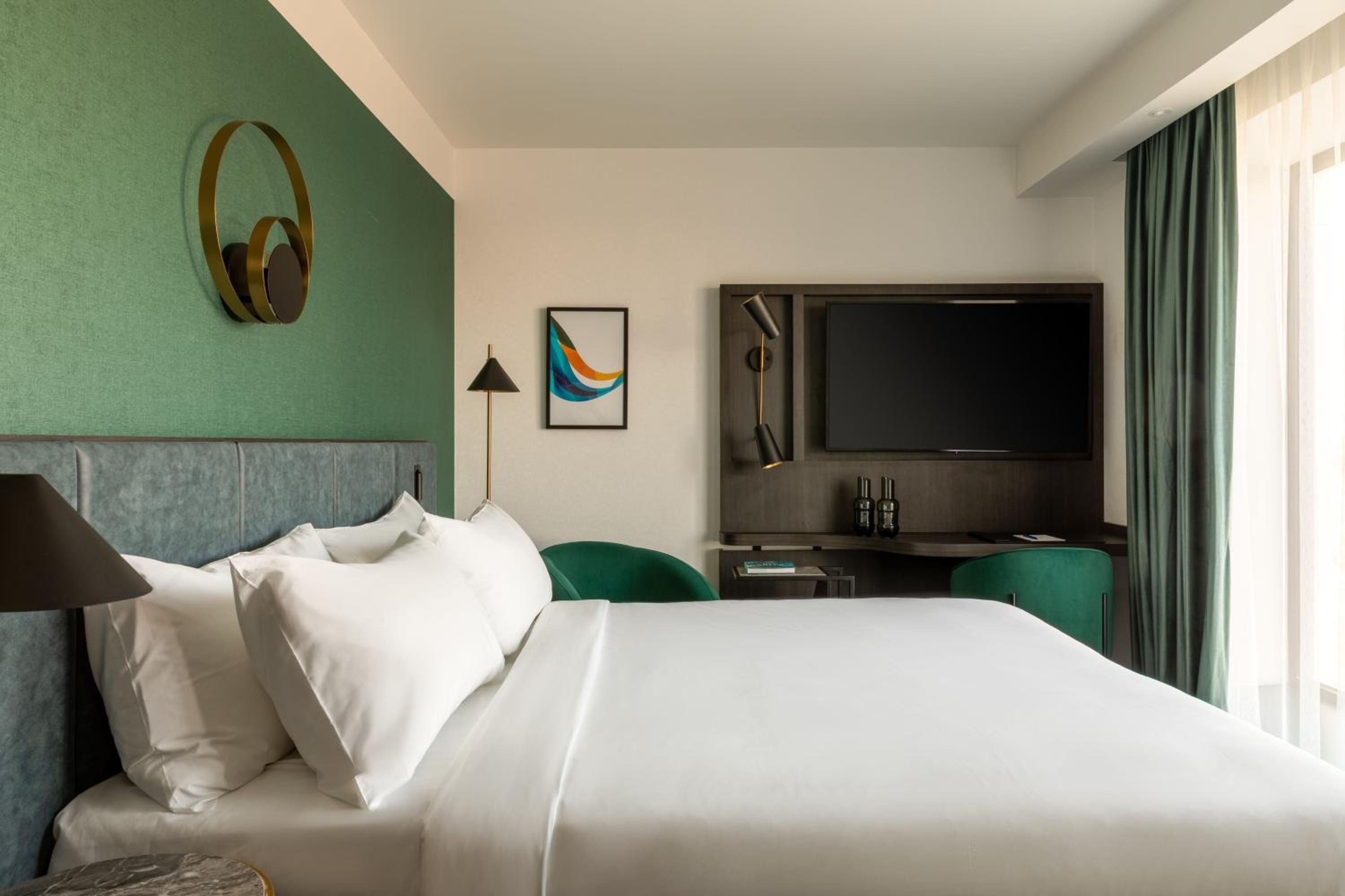 Superior King Room with City View - Photo 6