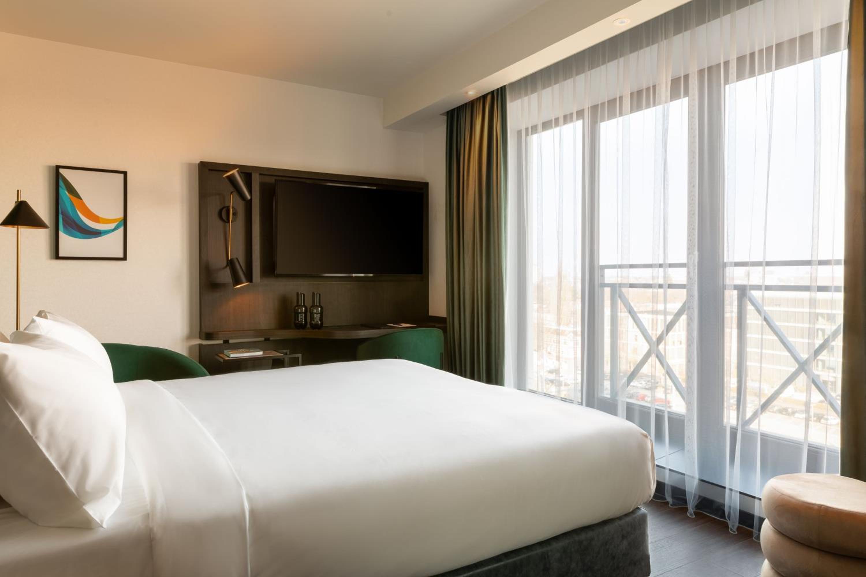 Superior King Room with City View - Photo 7