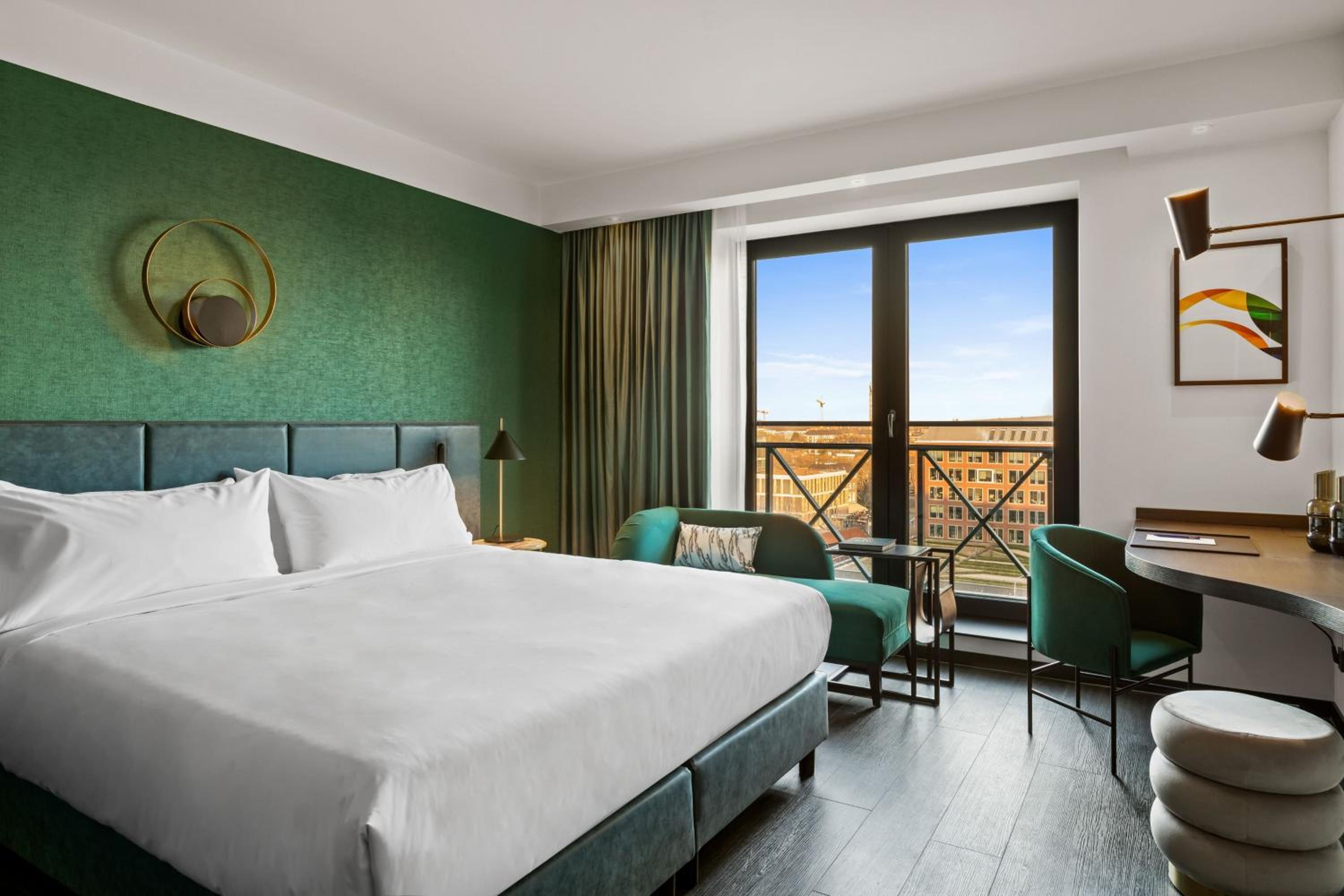 Superior King Room with City View - Photo 9