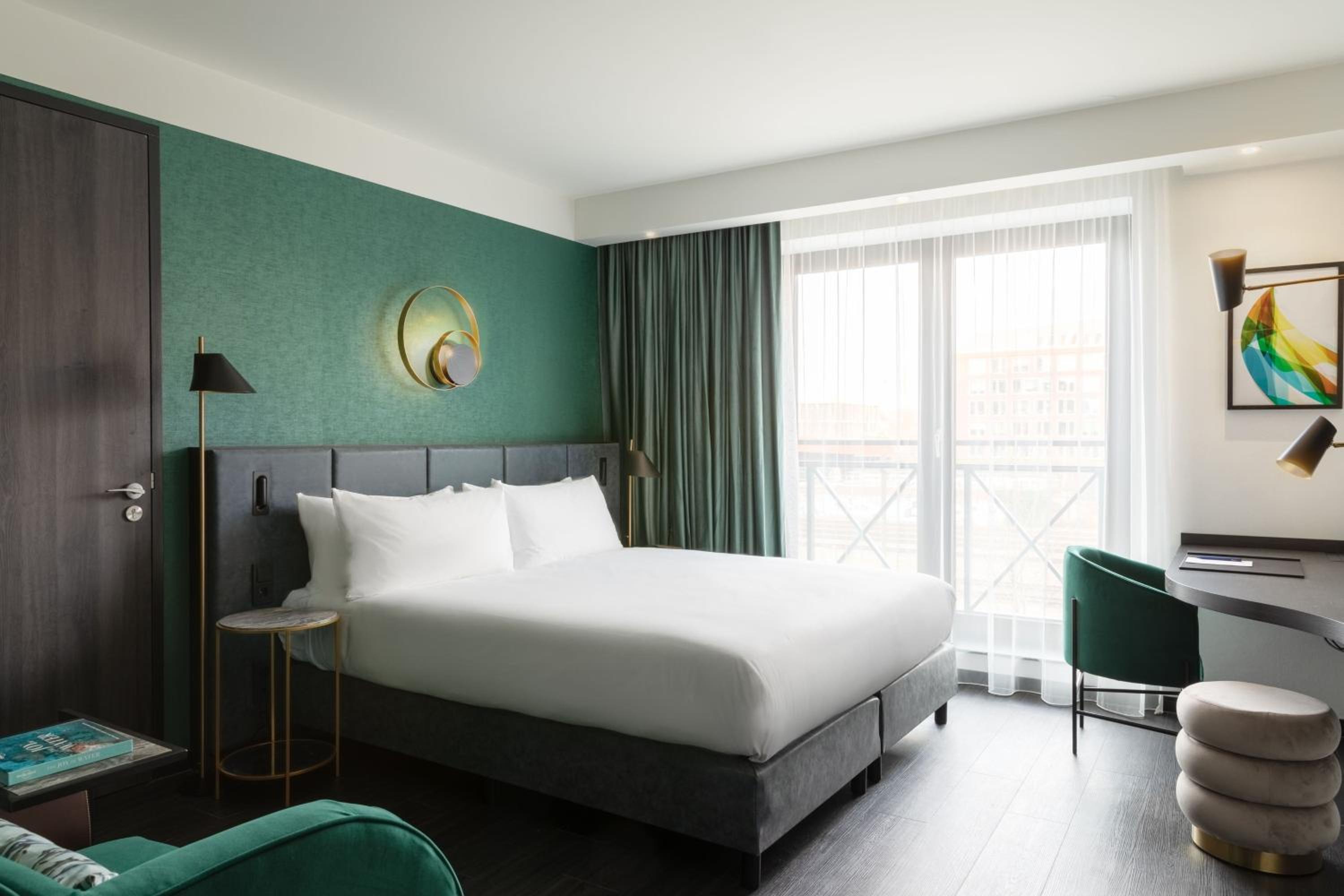 Superior King Room with City View - Photo 2