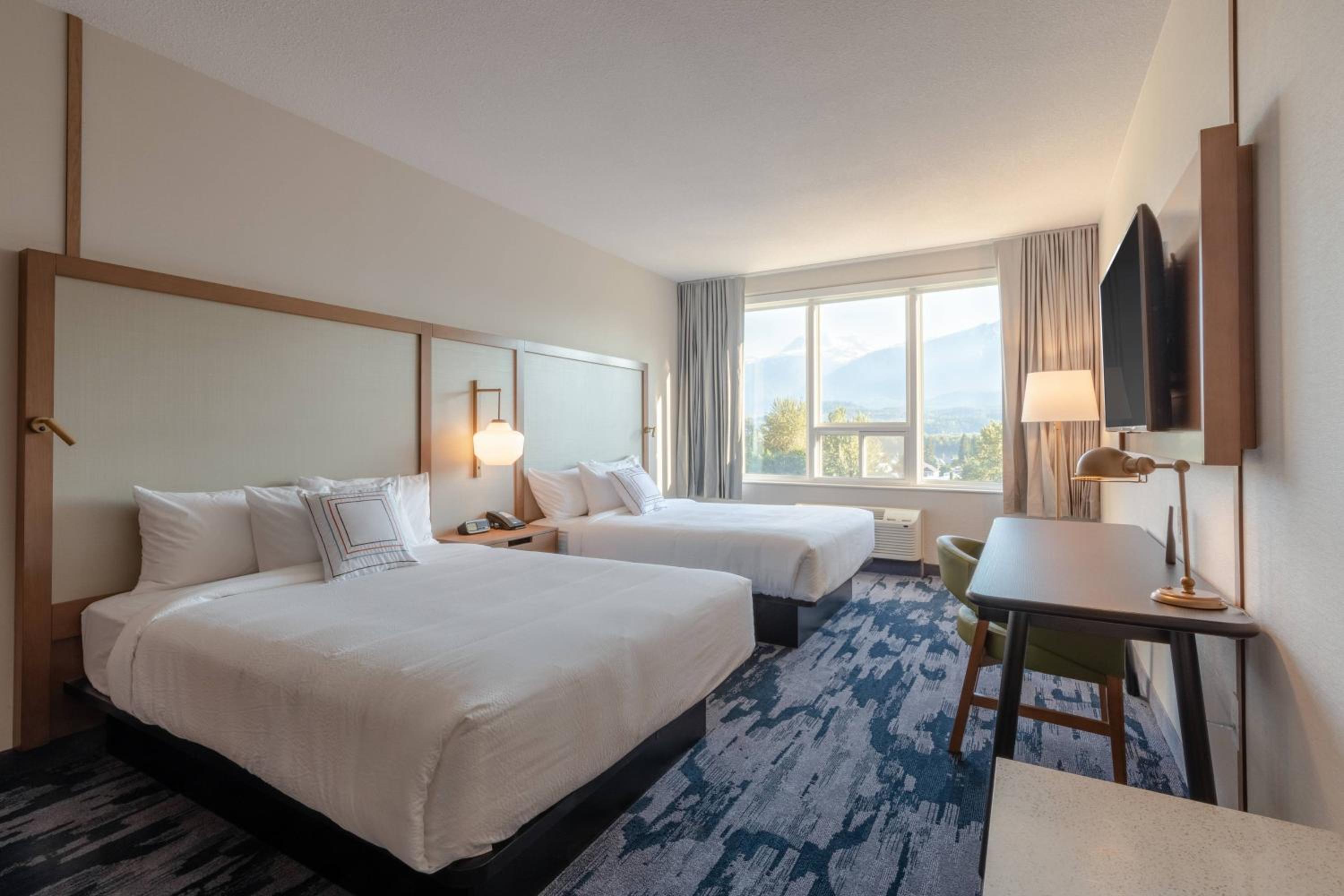Guest room with 2 Queen, Mountain view