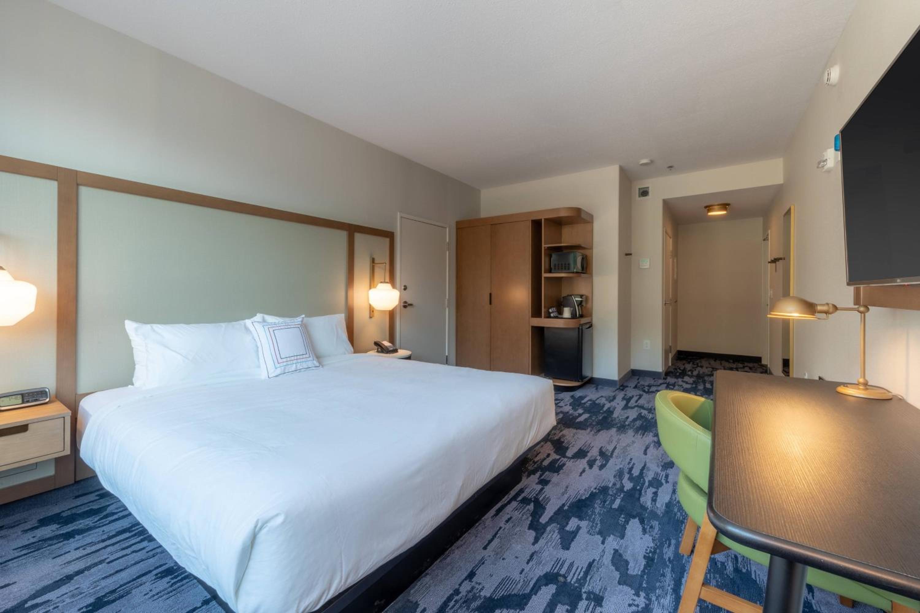 Guest room with 1 King, Mountain view