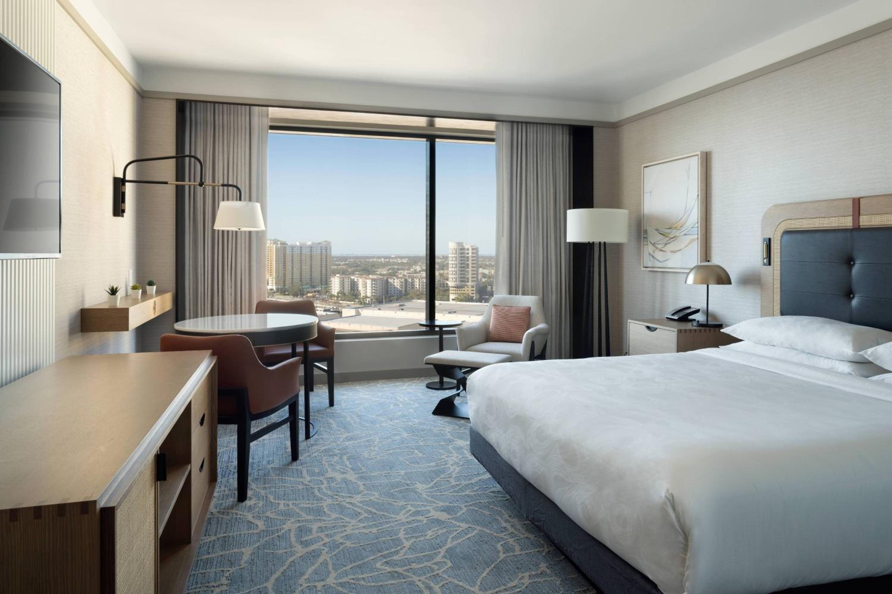 Deluxe Guest room with 1 King