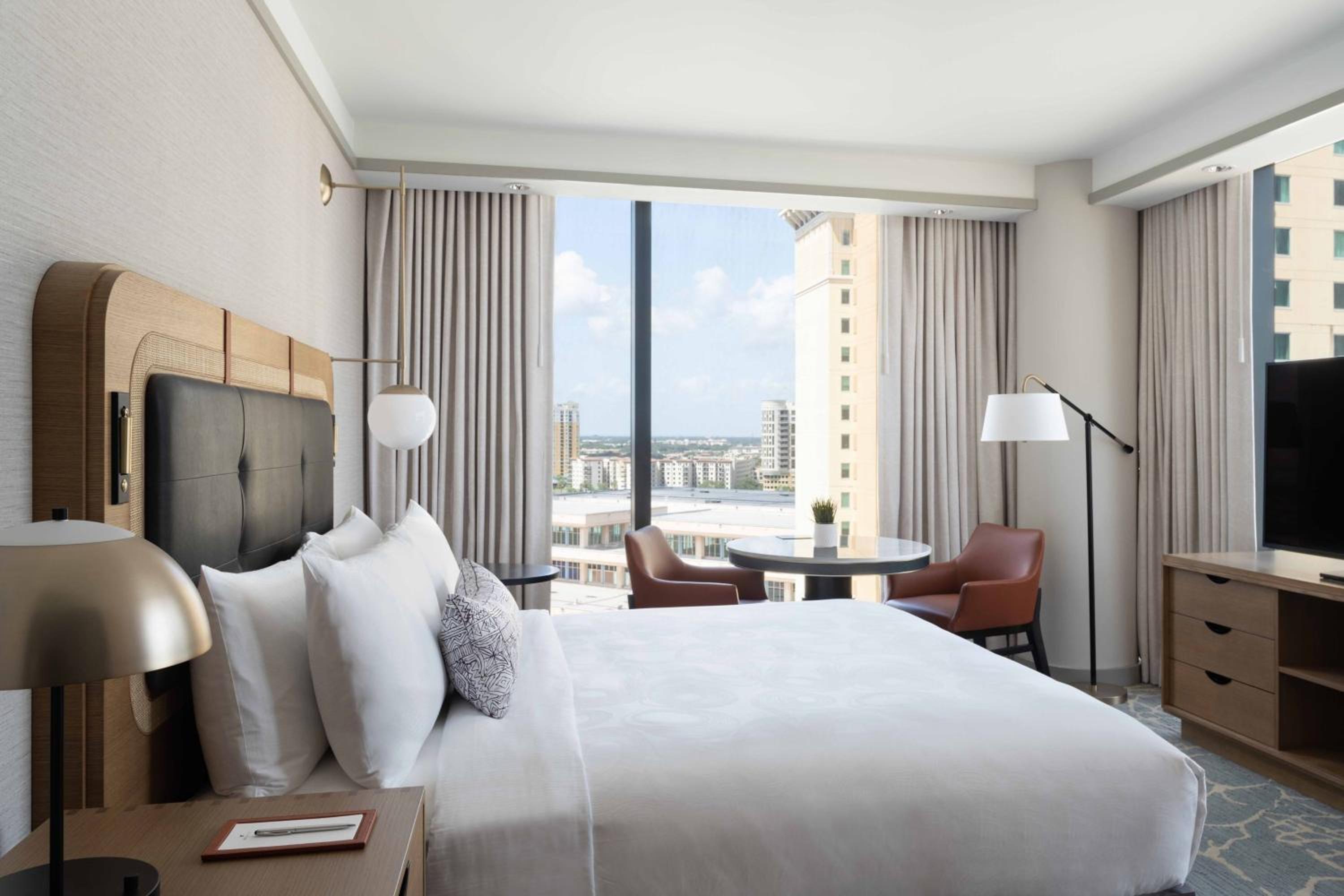 Guest room with 1 King, City view, Corner room