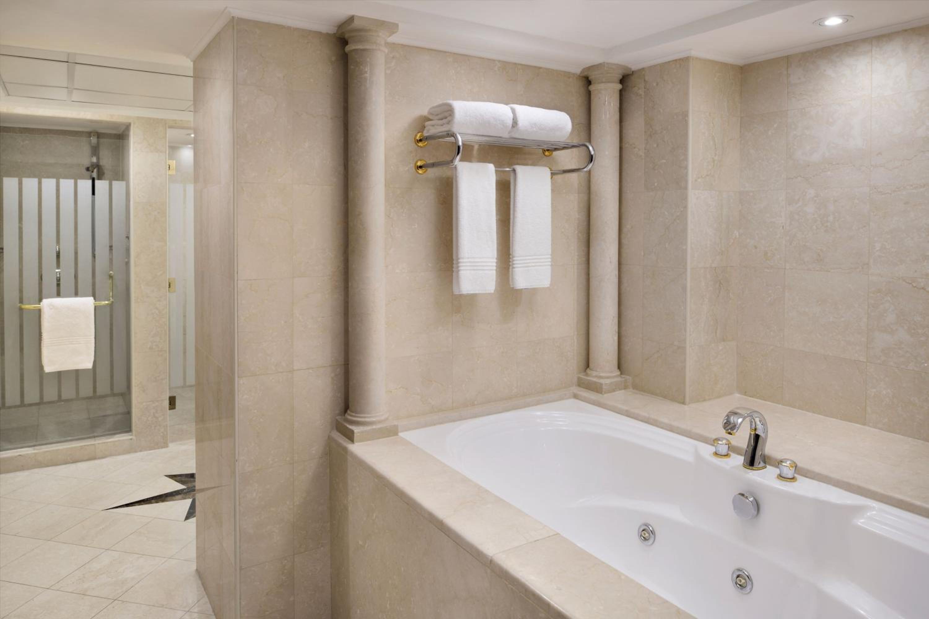 Royal Suite, 1 King - Photo 2