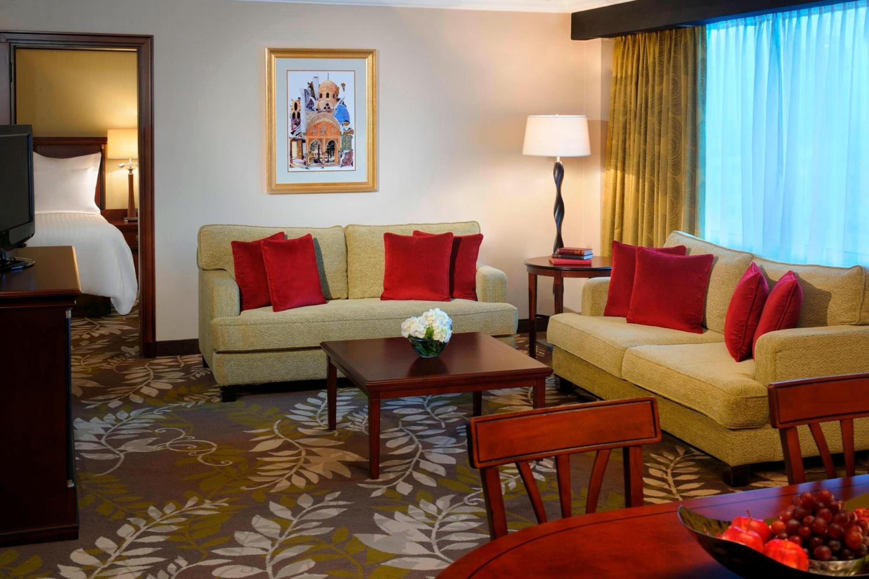 Executive Suite, 1 King - Photo 3