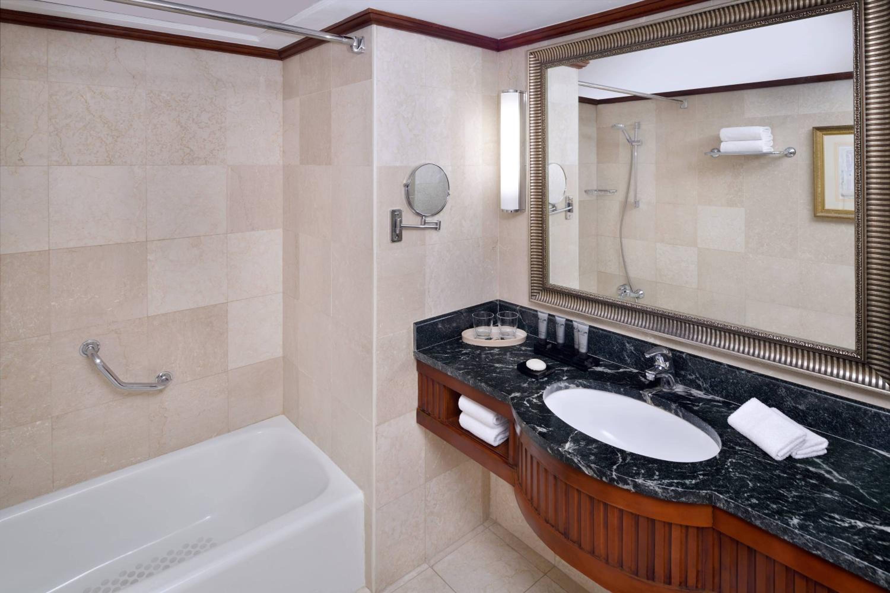 Executive Suite, 1 King - Photo 4