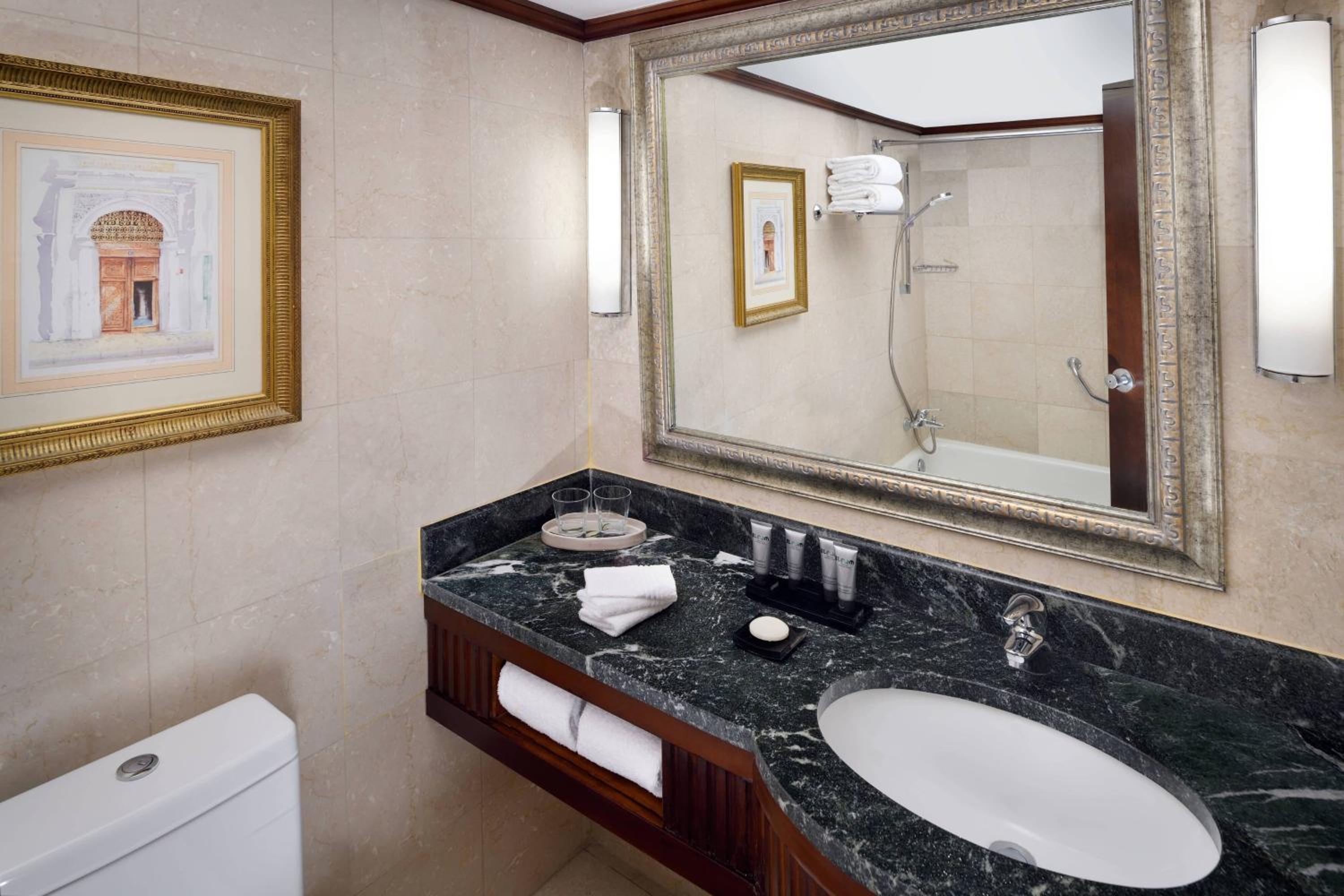 Deluxe Room, Guestroom, 1 King - Photo 2
