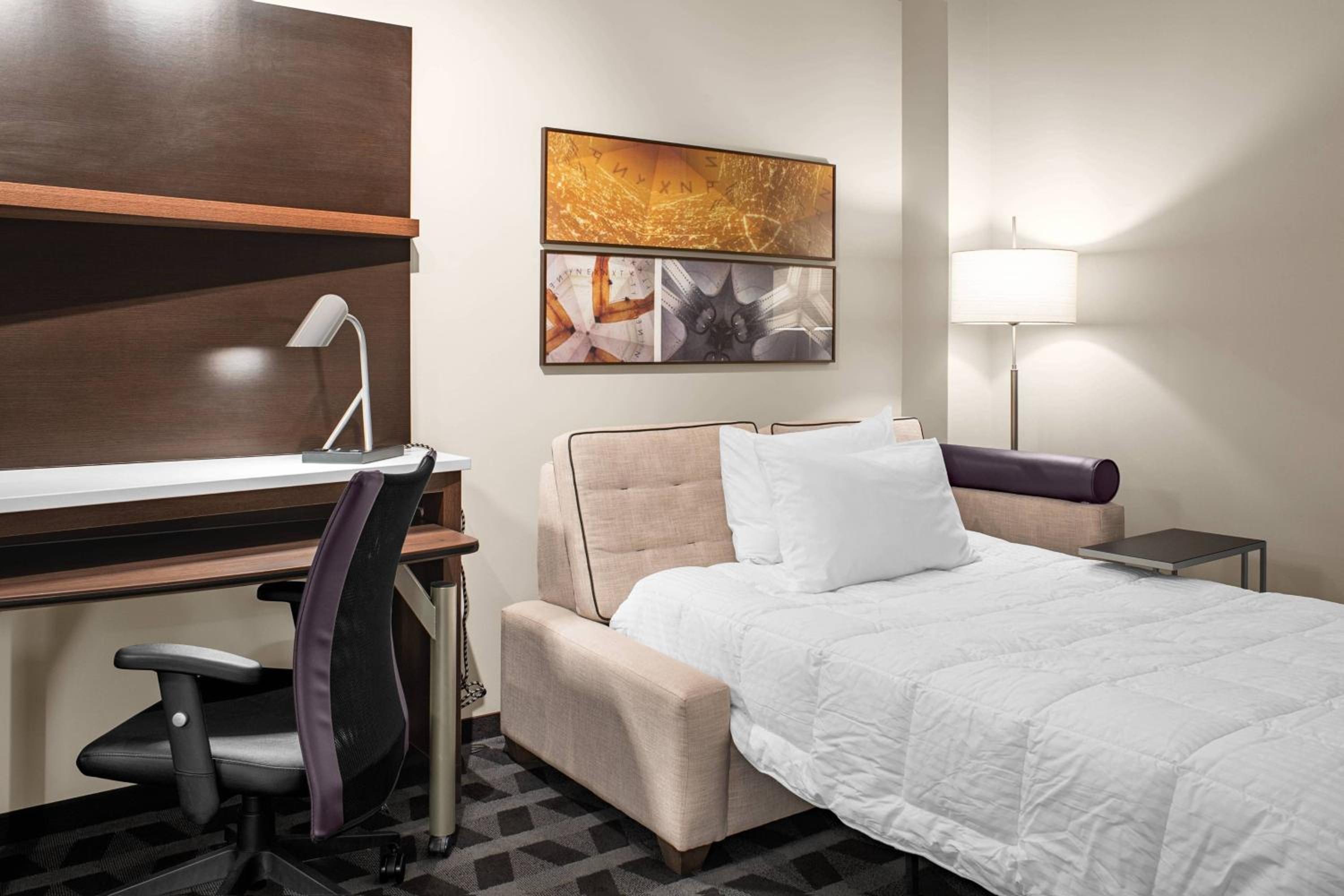 King Studio with Sofa Bed - Hearing Accessible photo 2
