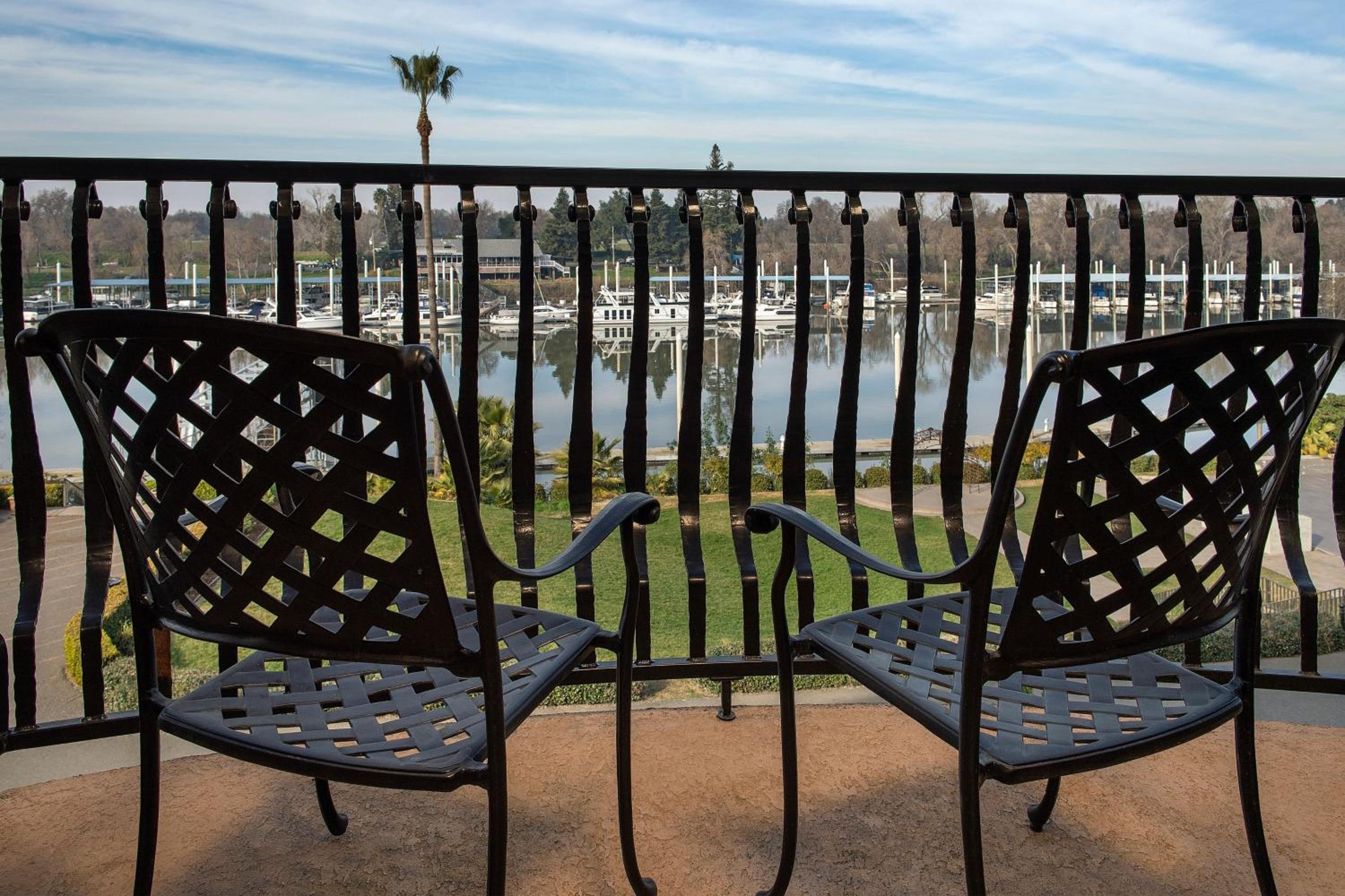 Guest room, 1 King, River view, Balcony - Photo 5