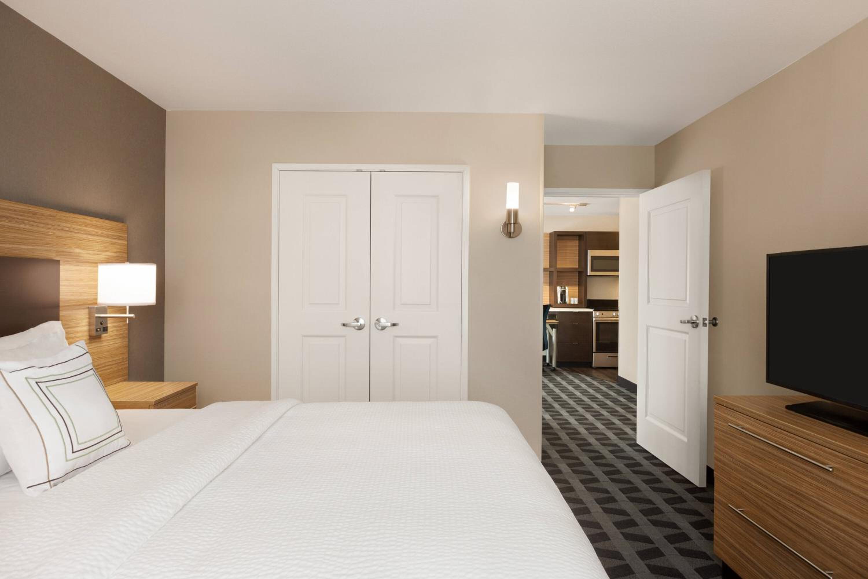 1 Bedroom Suite, 1 Queen, Sofa bed - Photo 4