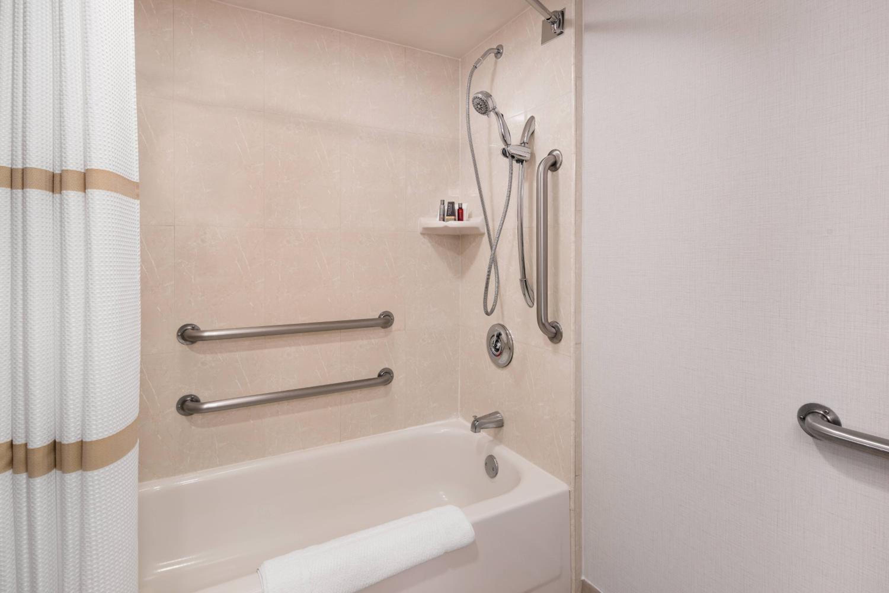 Queen Guest Room - Photo 3