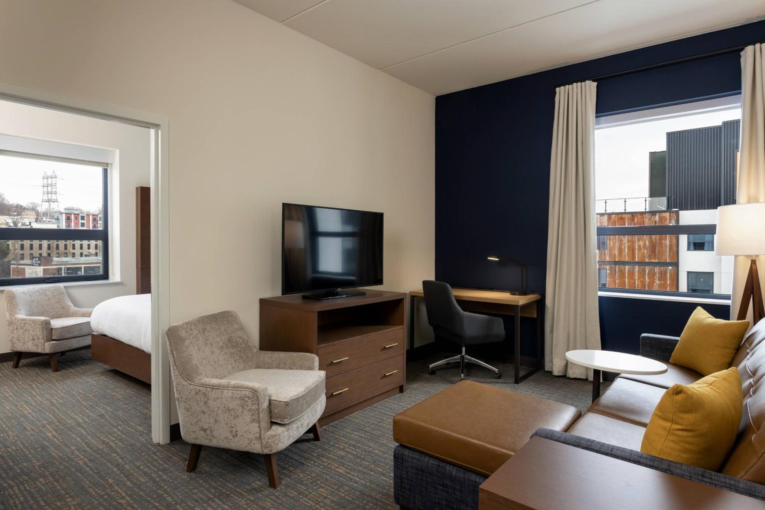 1 Bedroom Suite, 2 Queen, Sofa bed, Corner room - Photo 6