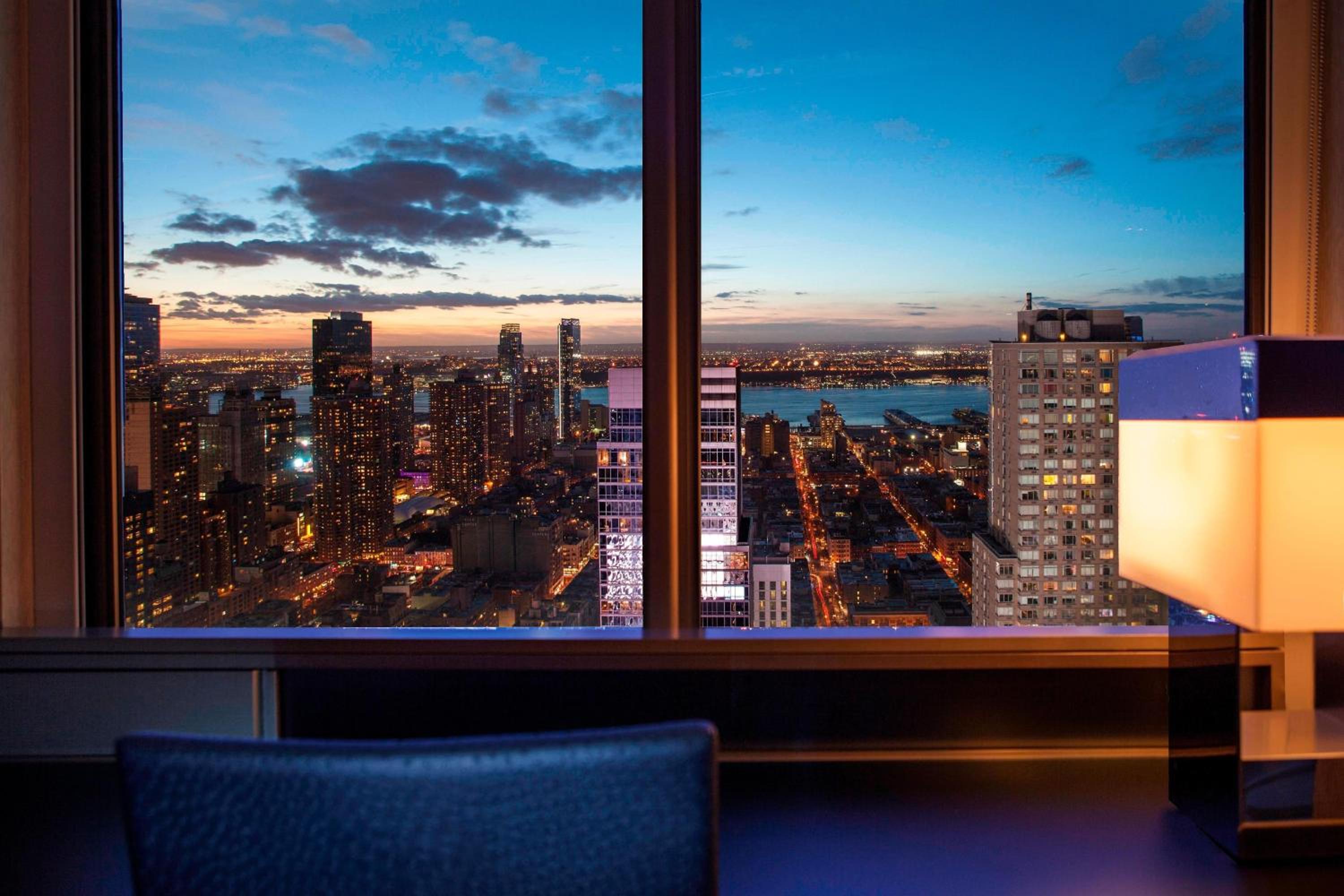 Cool Corner Room, 1 King, Hudson River view photo 2