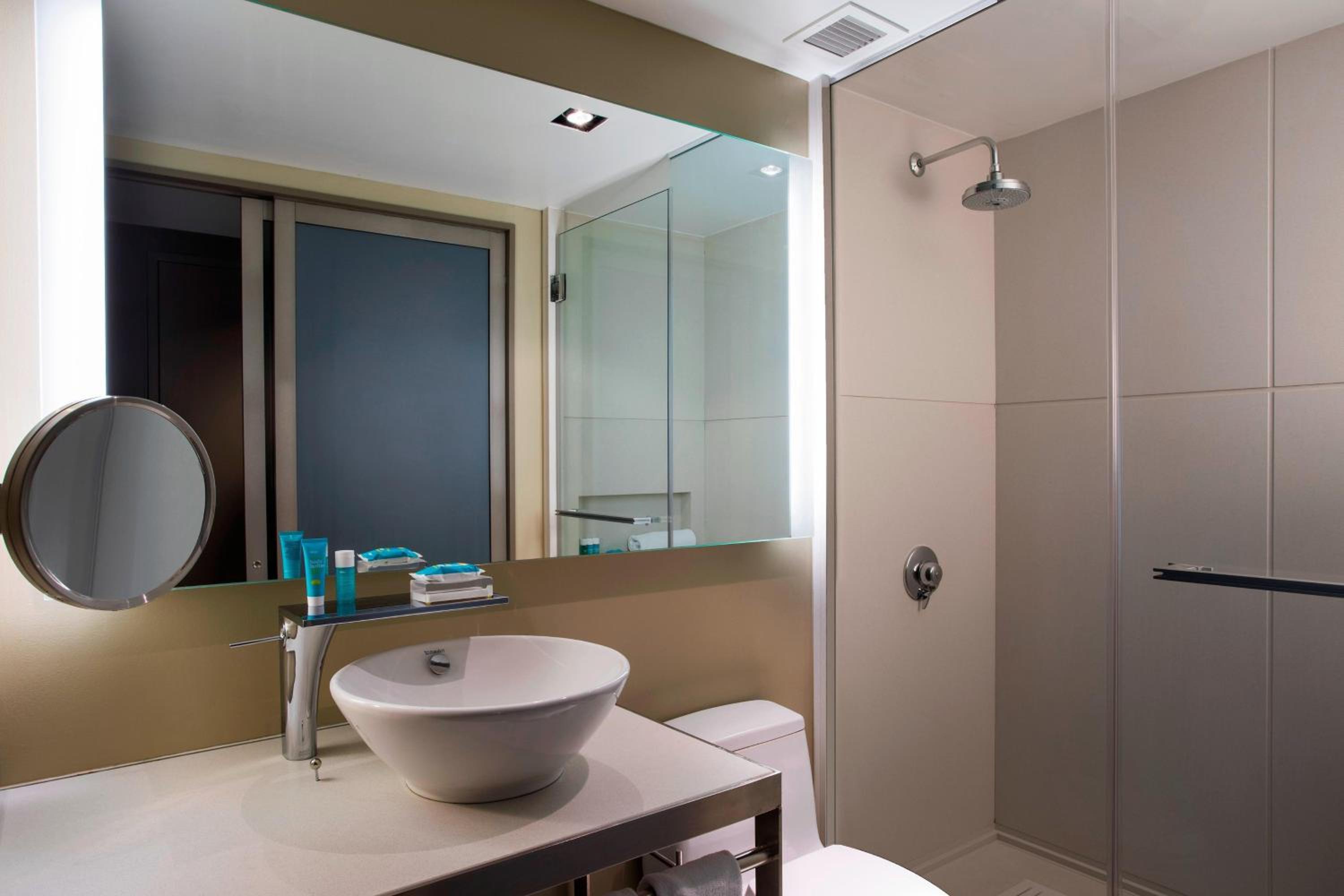 Wonderful King Room with Roll-in Shower - Mobility and Hearing Accessible photo 3