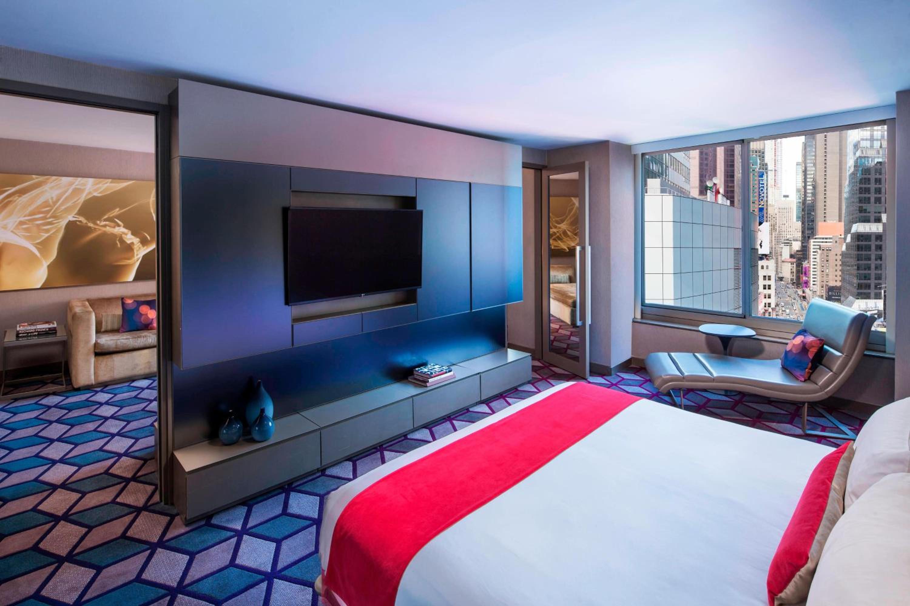 Fantastic Suite, 1 King, Sofa bed, Broadway View photo 3