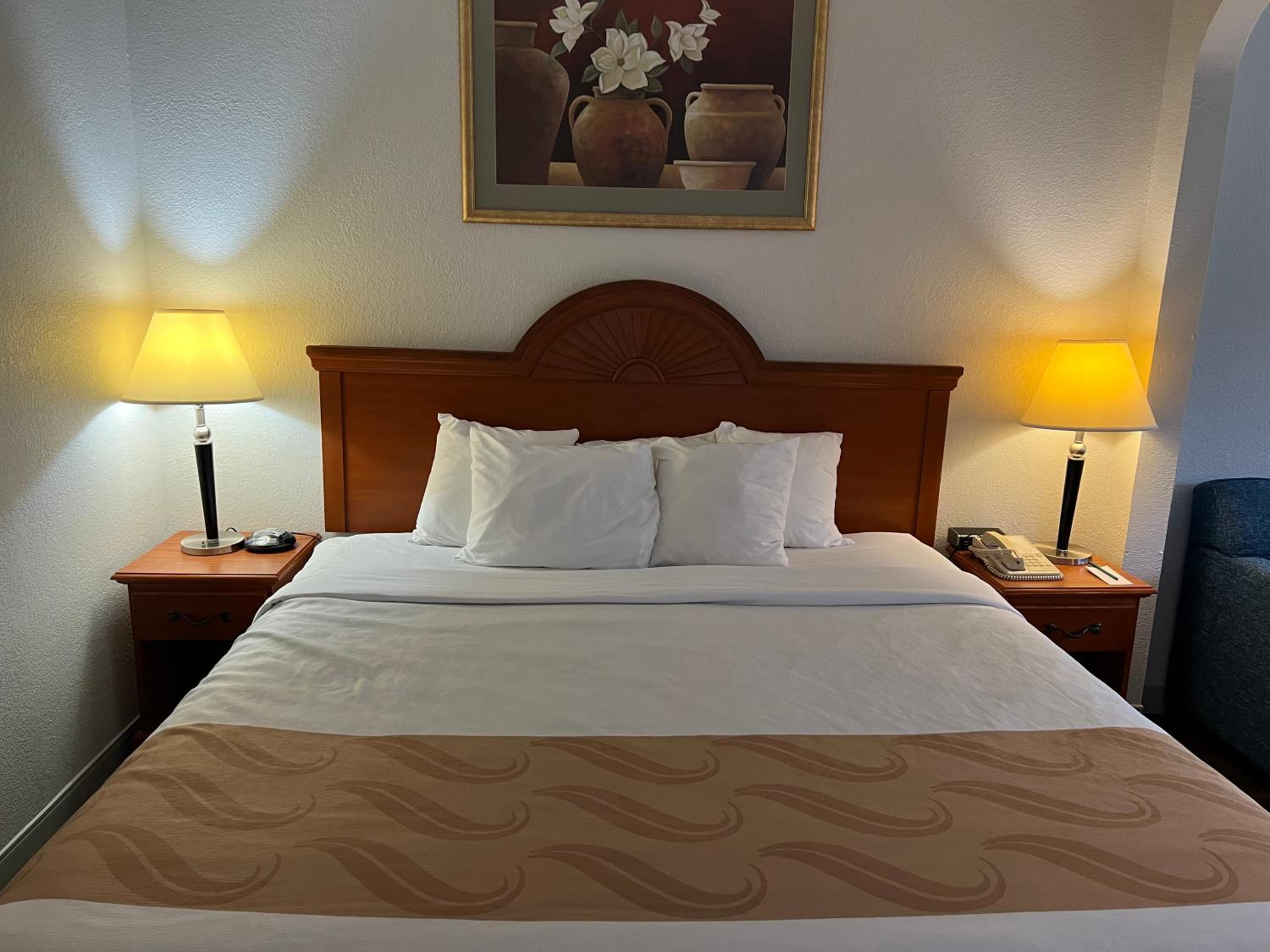 King Suite - Accessible/Non-Smoking - Photo 2