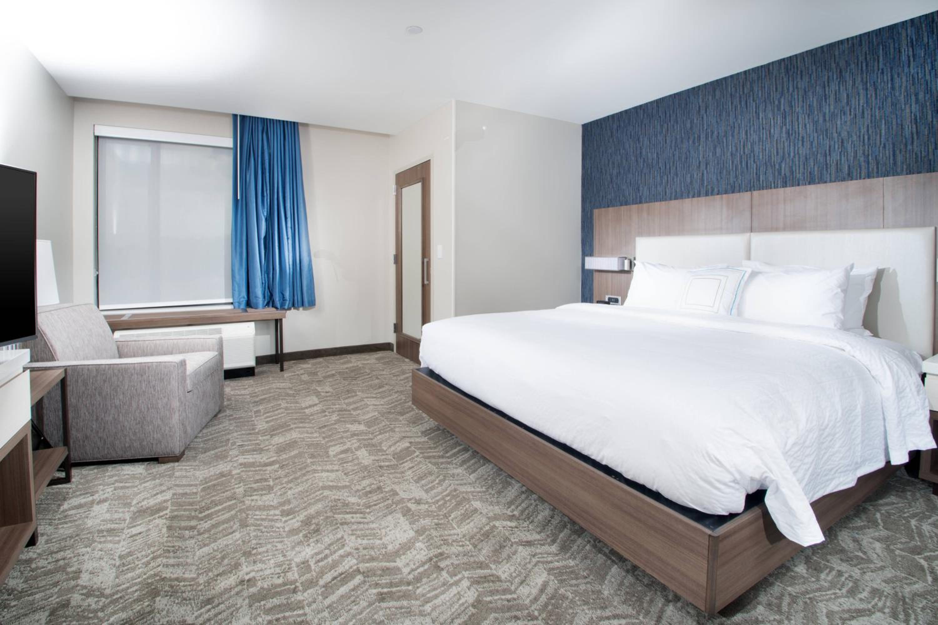 Deluxe King suite with Sofa Bed and Whirlpool photo 2