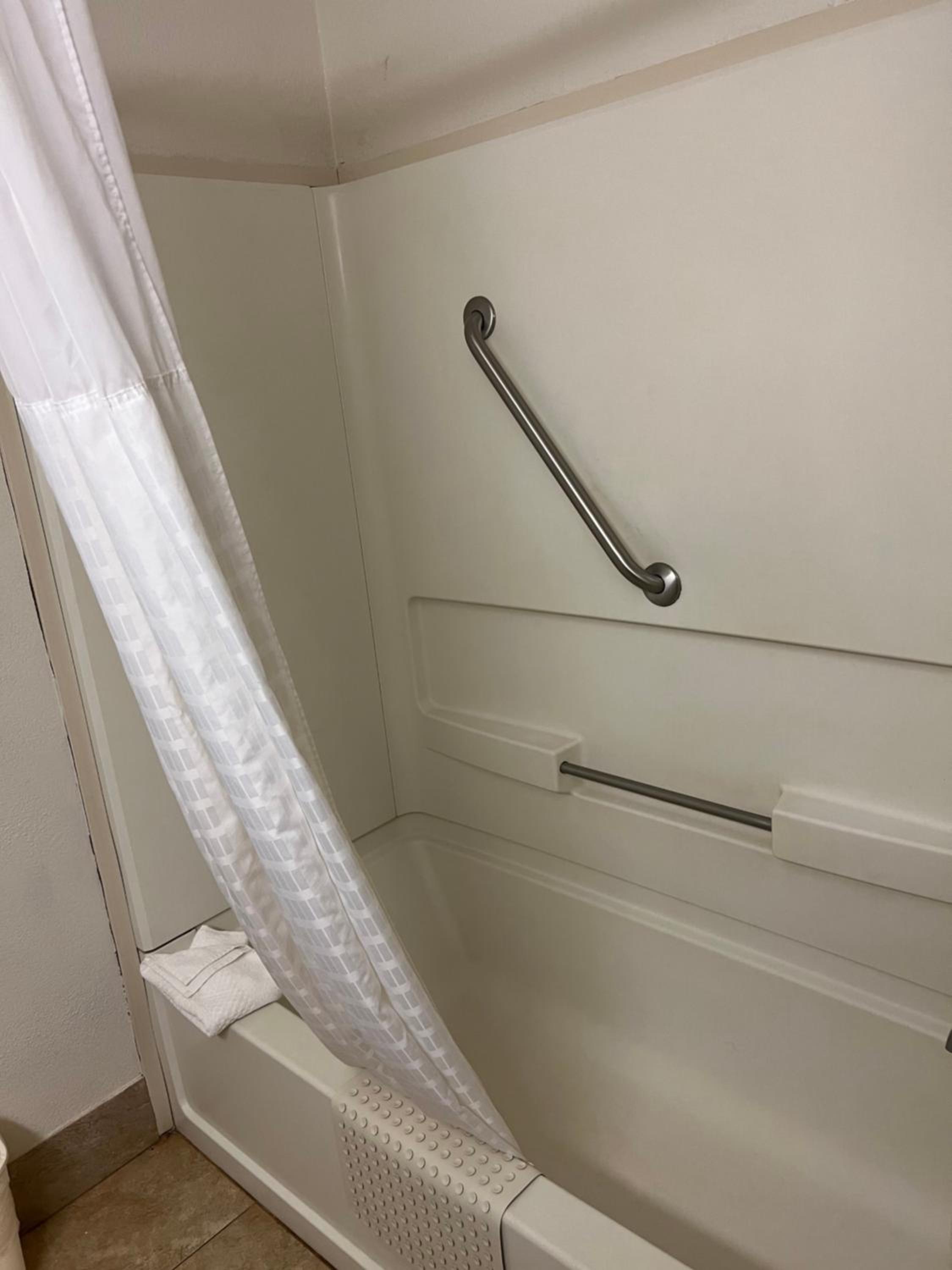 King Suite - Accessible/Non-Smoking - Photo 4