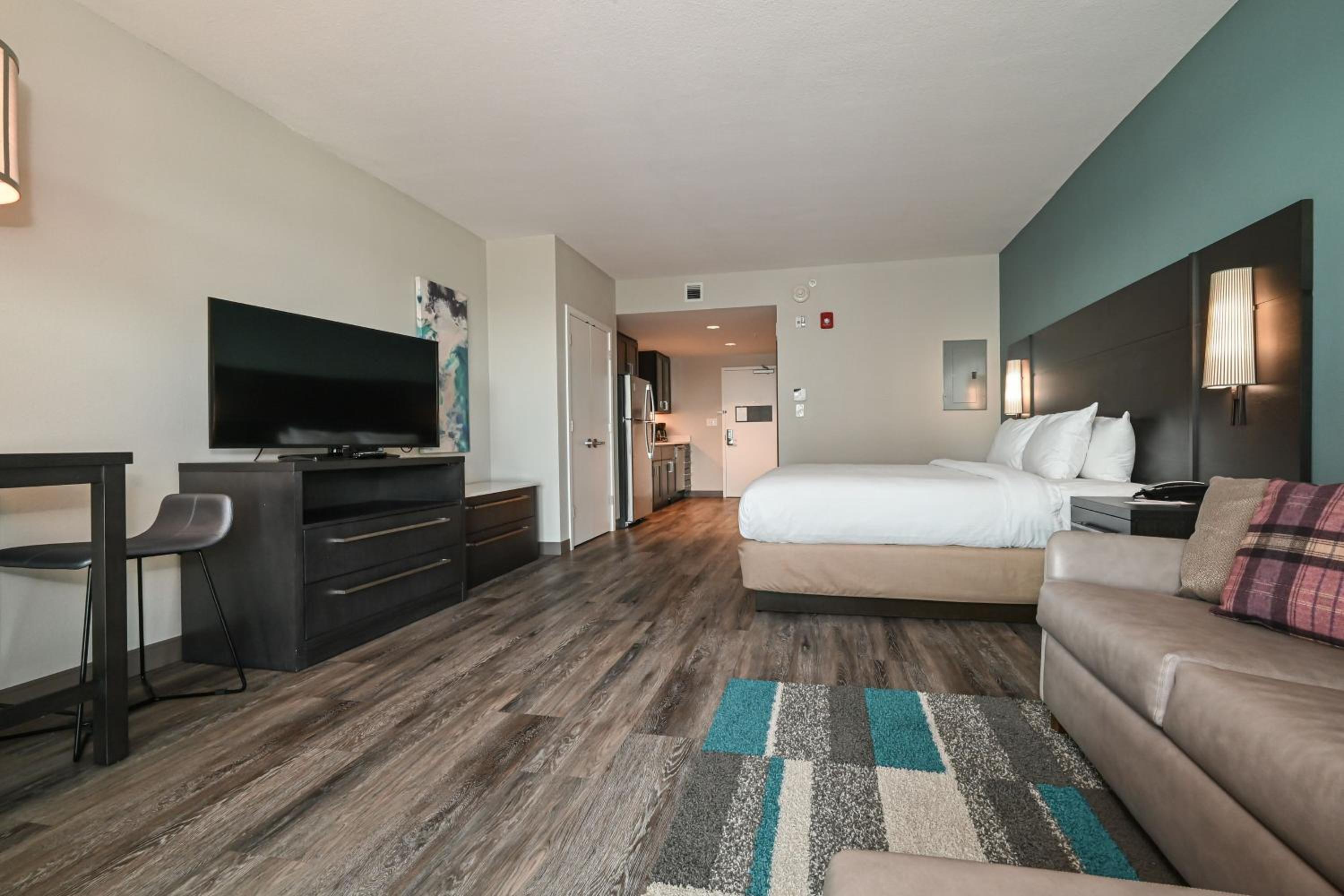 King Studio Suite with Sofa Bed and Balcony - Photo 4