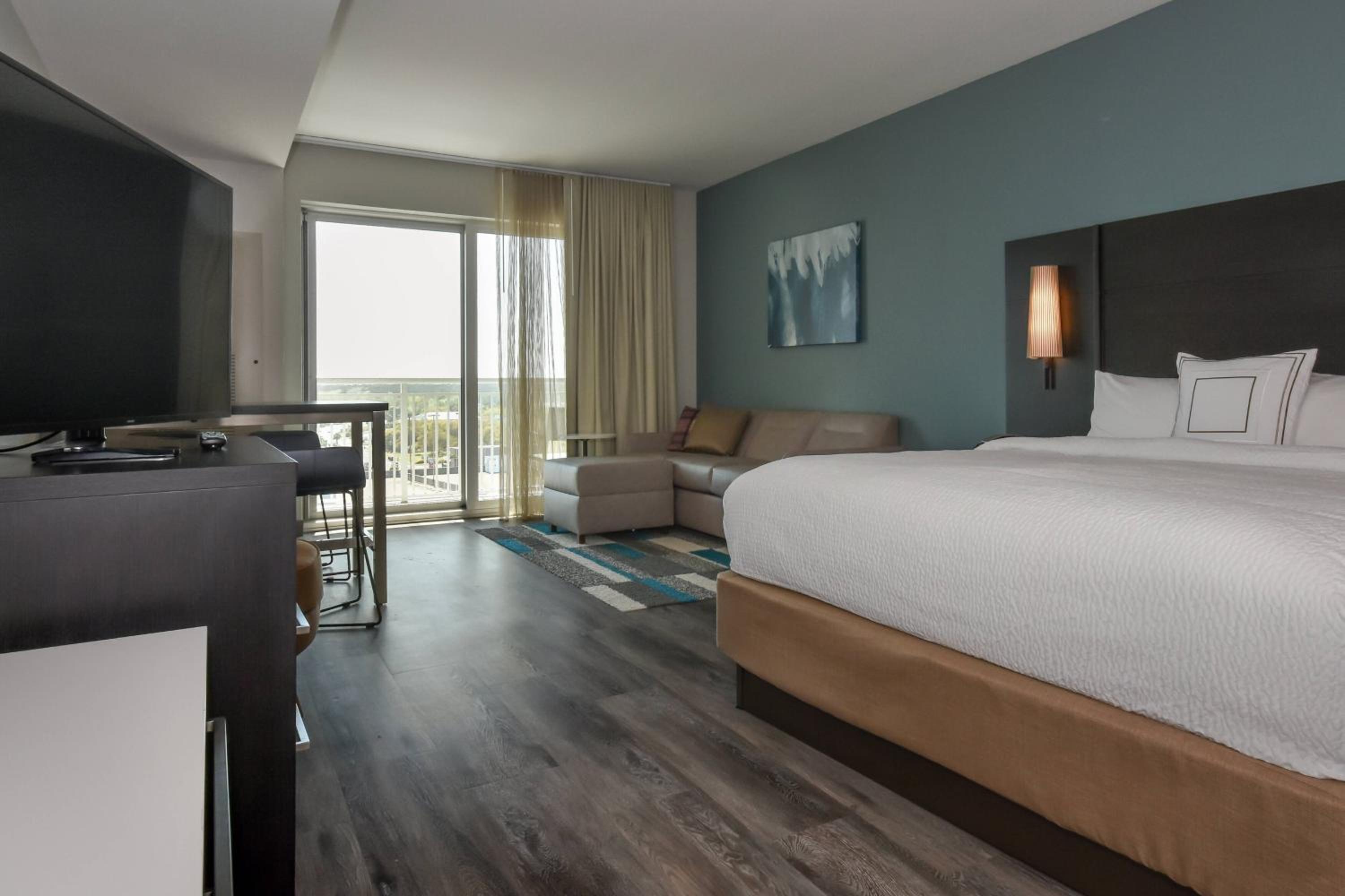 One-Bedroom King Suite with Bunk Beds and Balcony - Photo 6