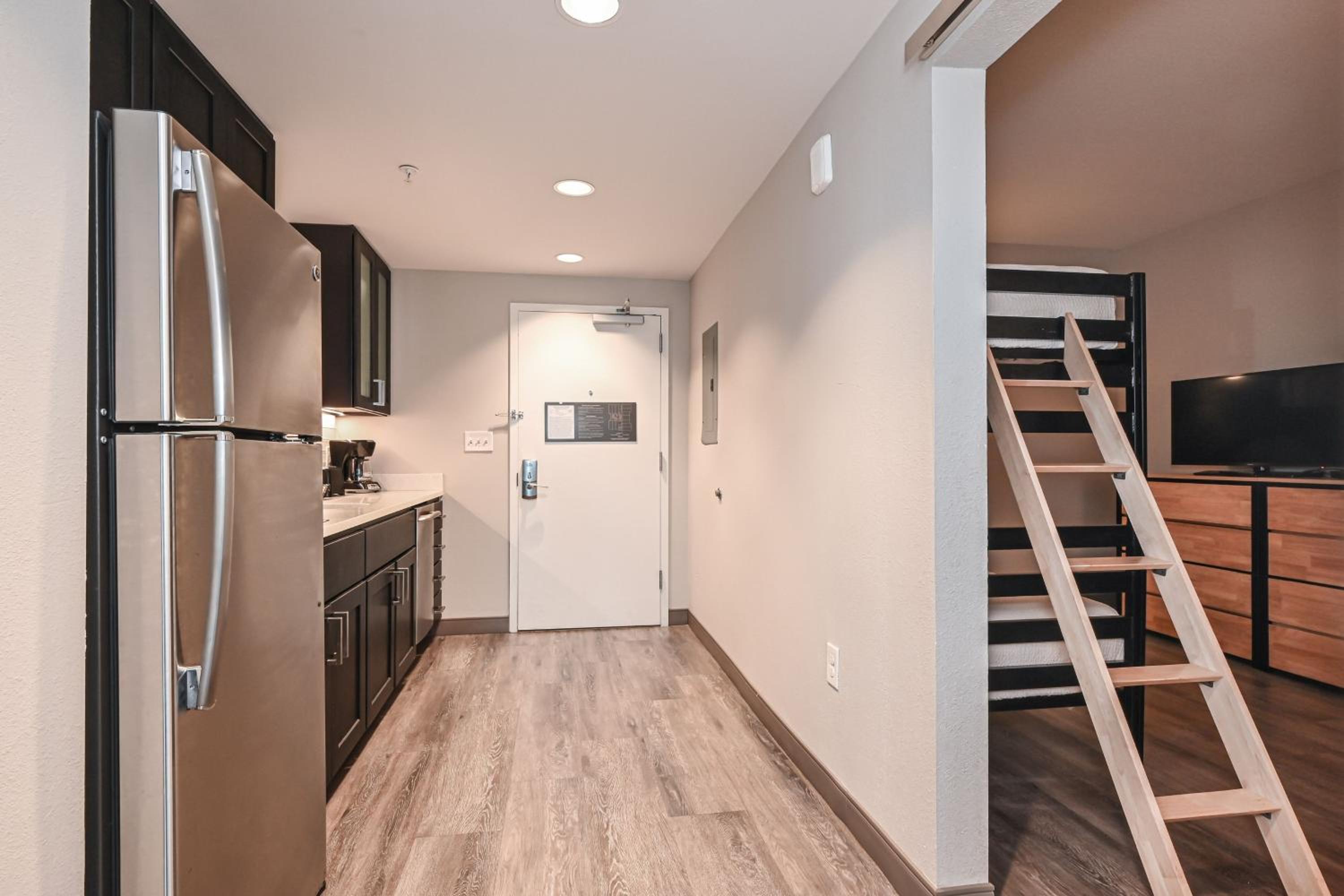 One-Bedroom King Suite with Bunk Beds and Balcony - Photo 7
