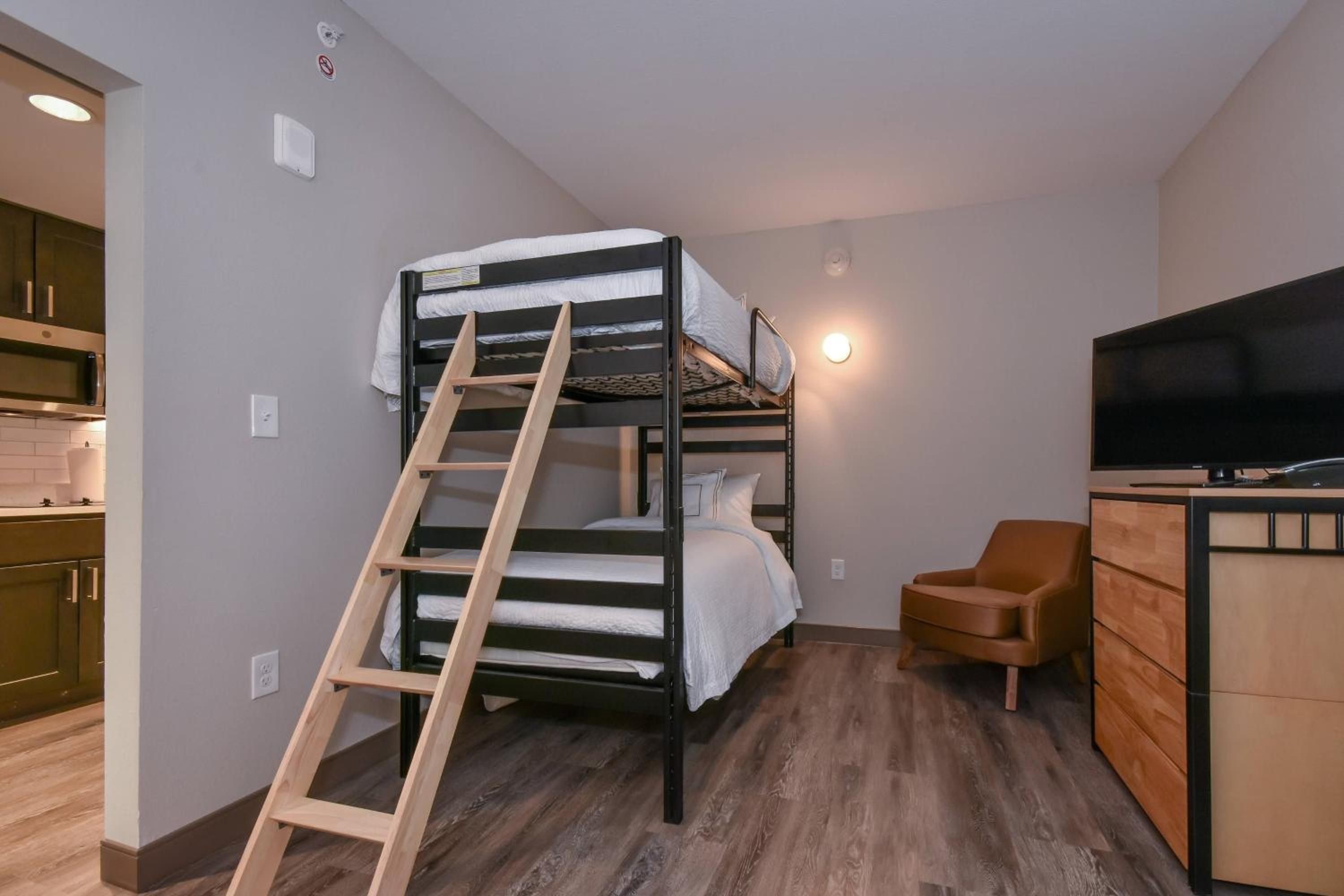 One-Bedroom King Suite with Bunk Beds and Balcony - Photo 9