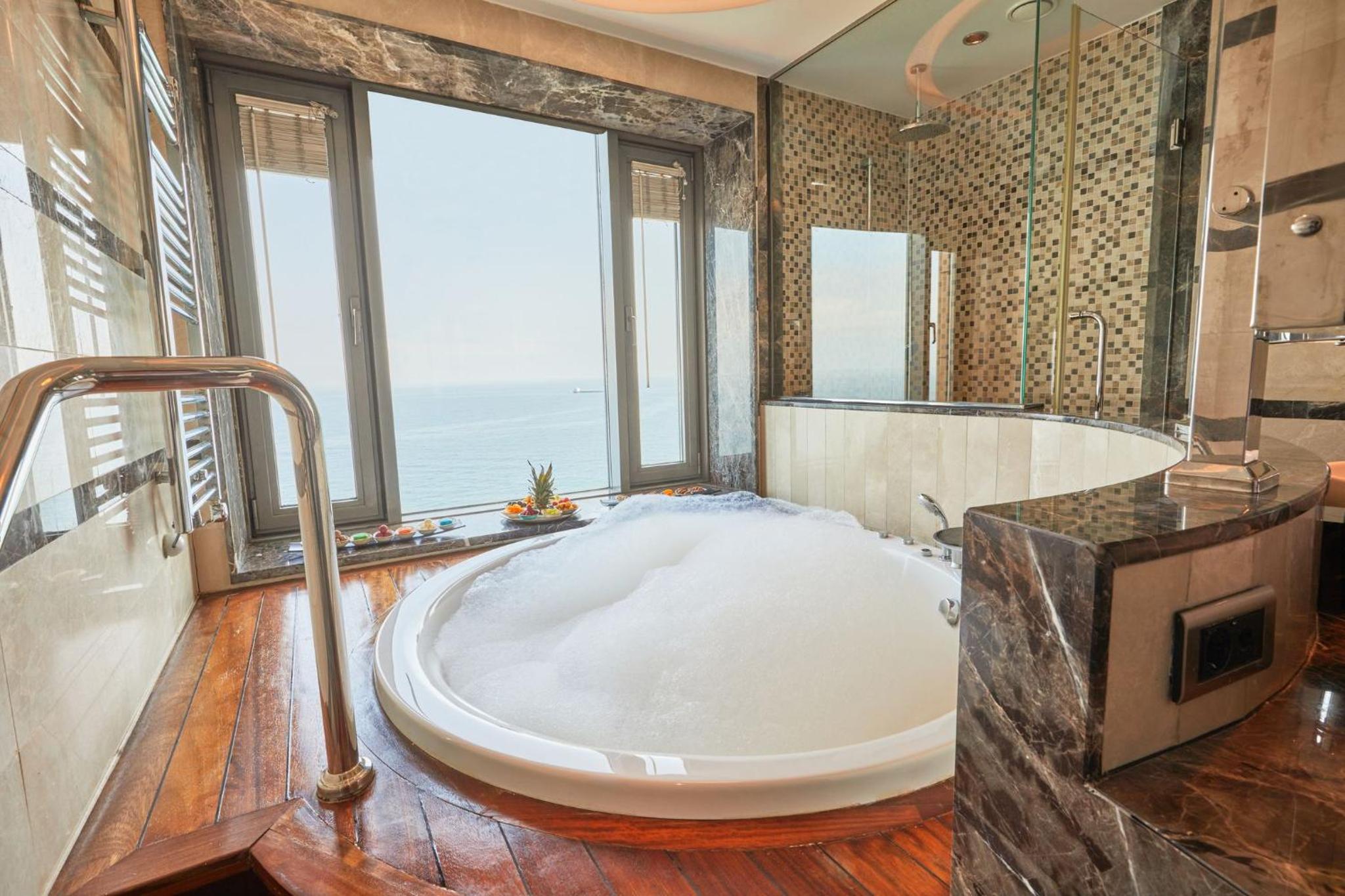Deluxe Suite - Photo 5