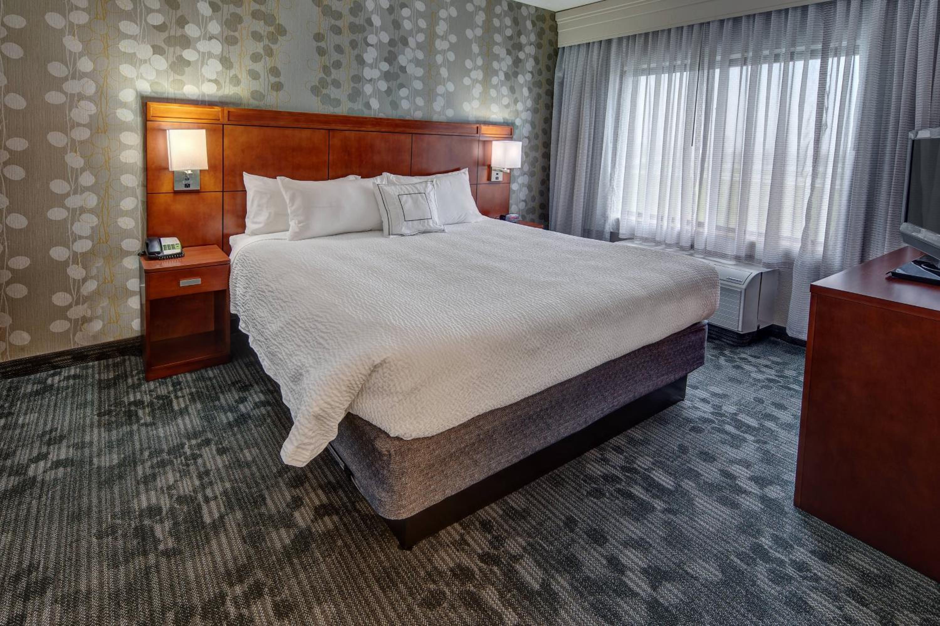 One-Bedroom King Suite with Sofa Bed - Photo 2