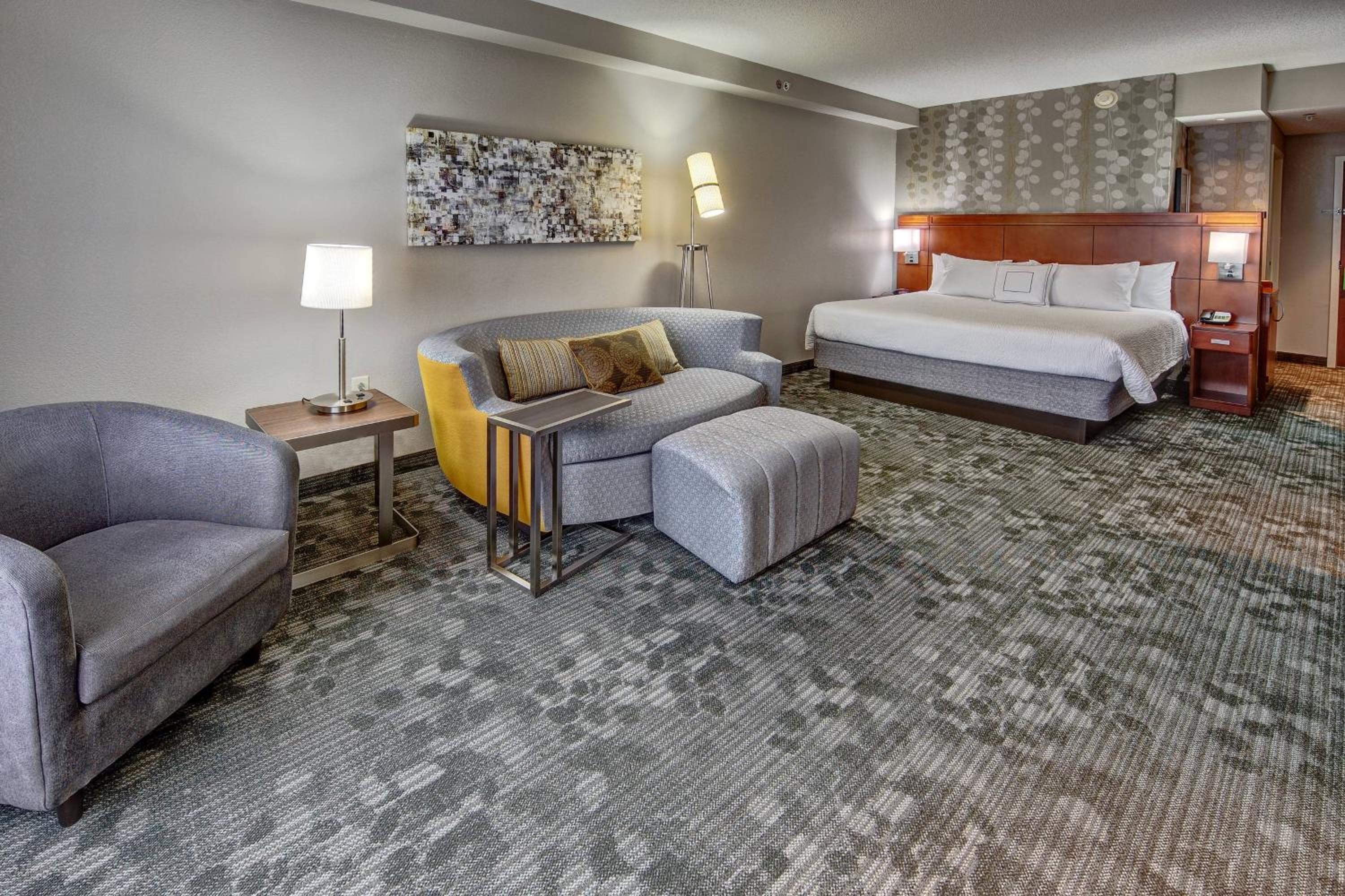 King Room with Sofa Bed - Photo 1