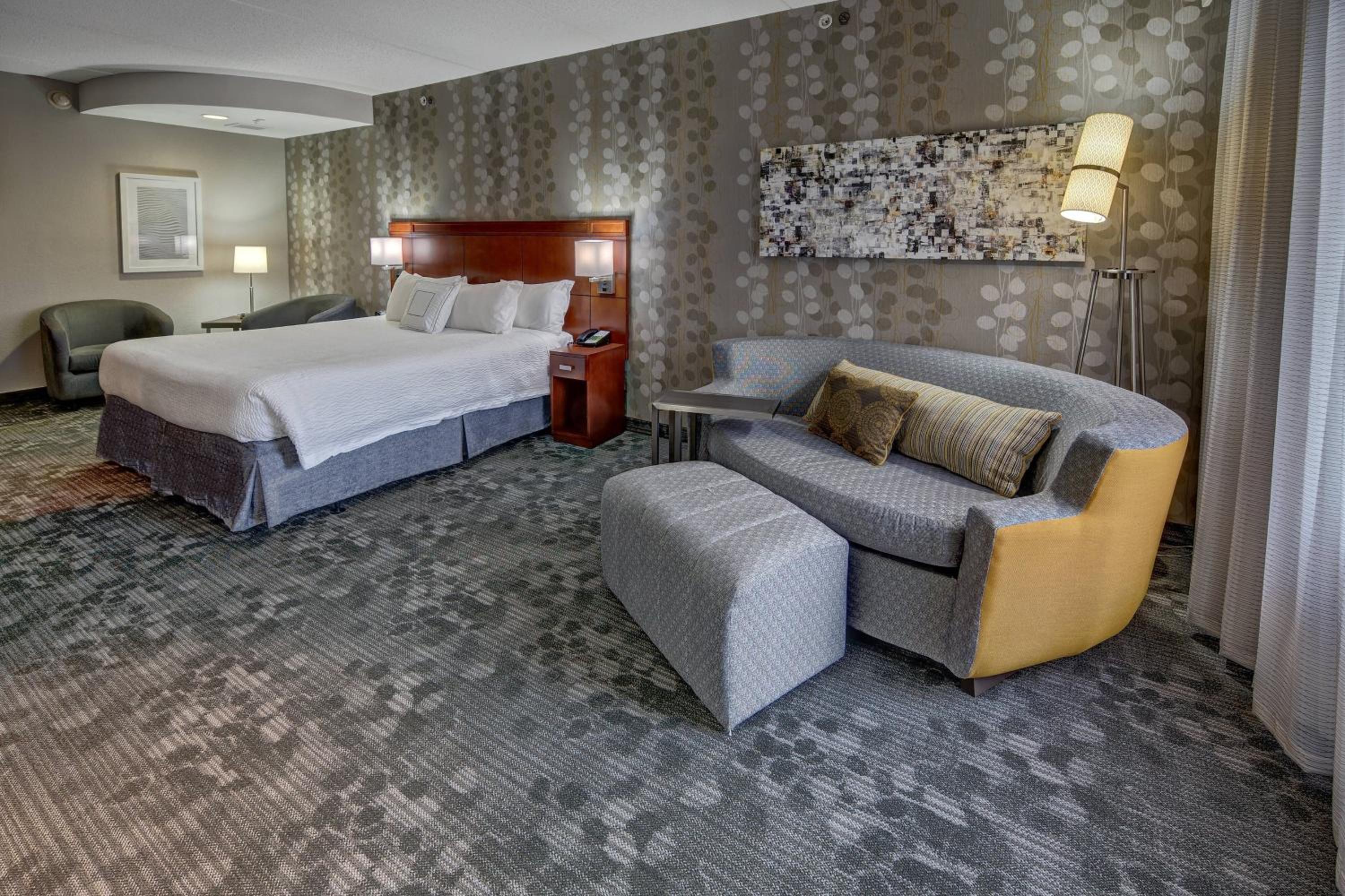 King Room with Sofa Bed - Photo 2