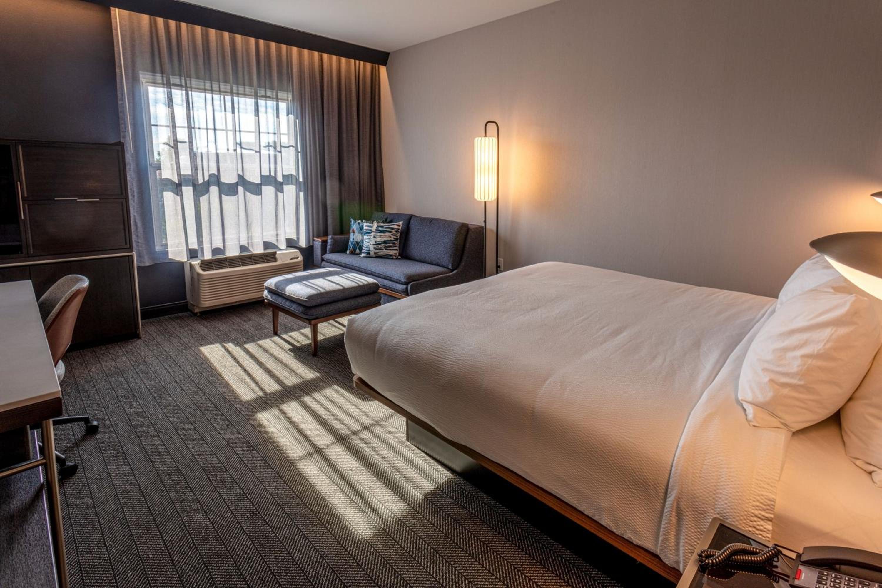 King Room with Sofa Bed and Adapted Tub - Mobility and Hearing Accessible - Photo 1