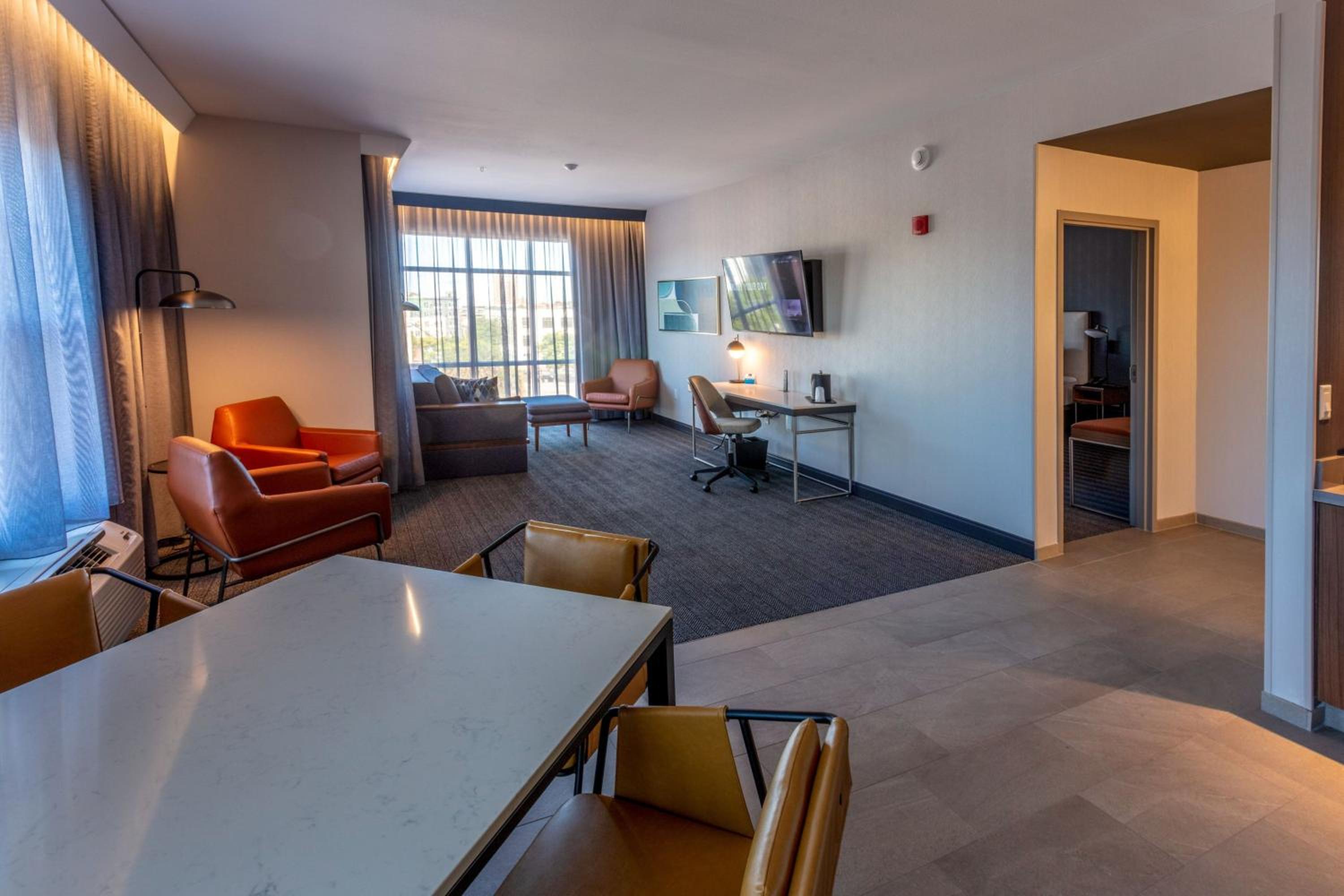 One-Bedroom King Suite with Sofa Bed and Adapted Tub - Mobility and Hearing Accessible - Photo 5