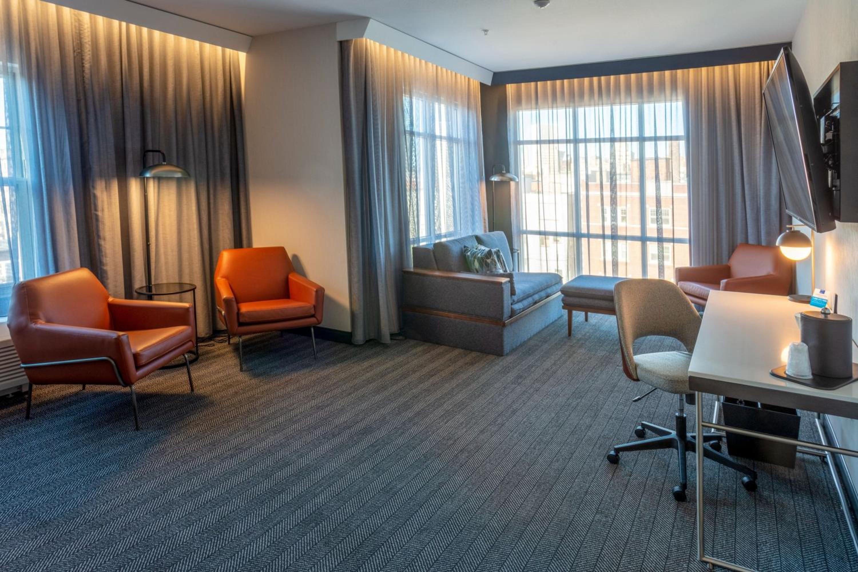 One-Bedroom King Suite with Sofa Bed and Adapted Tub - Mobility and Hearing Accessible - Photo 1