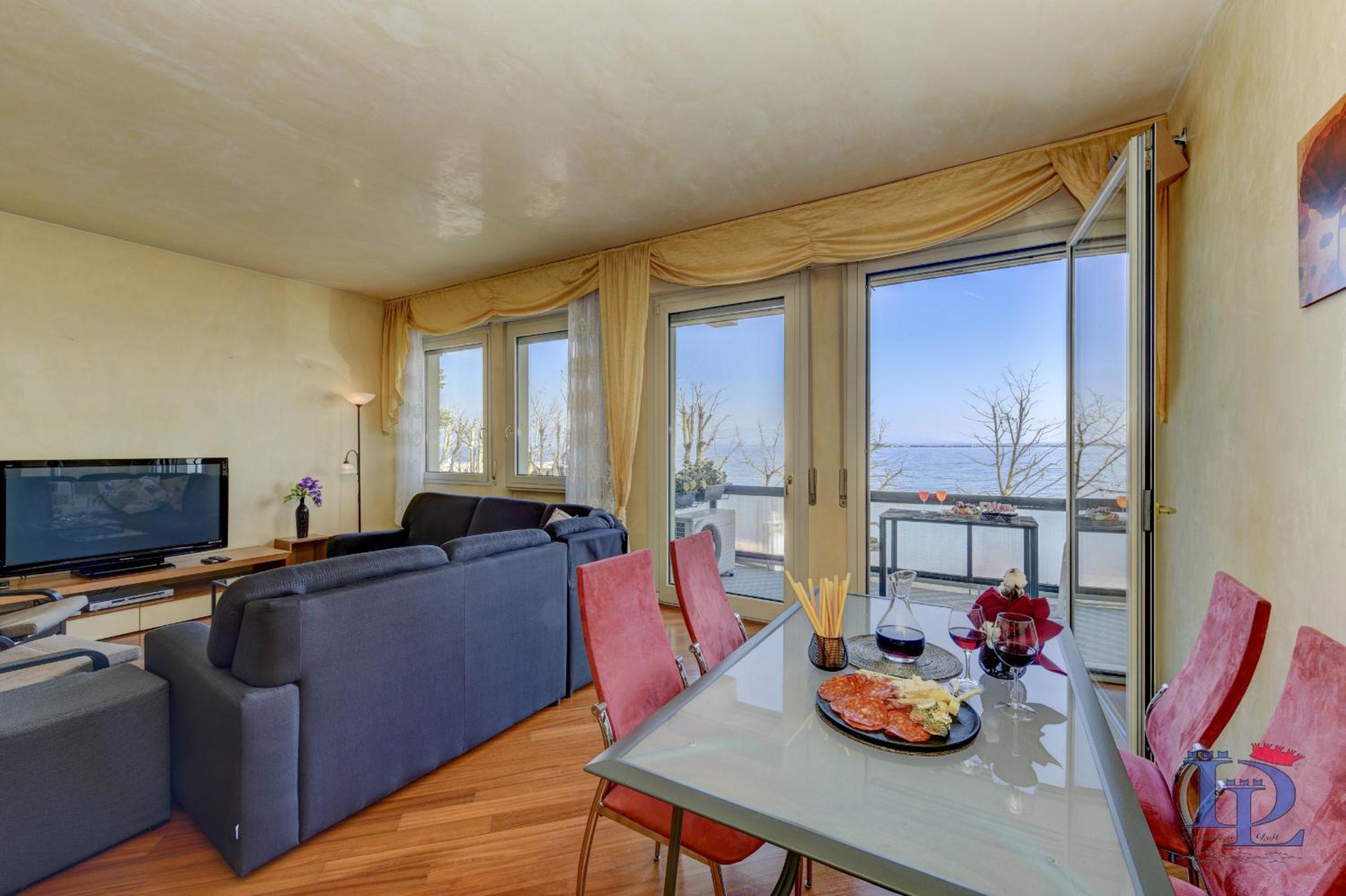 Apartment with Lake View
