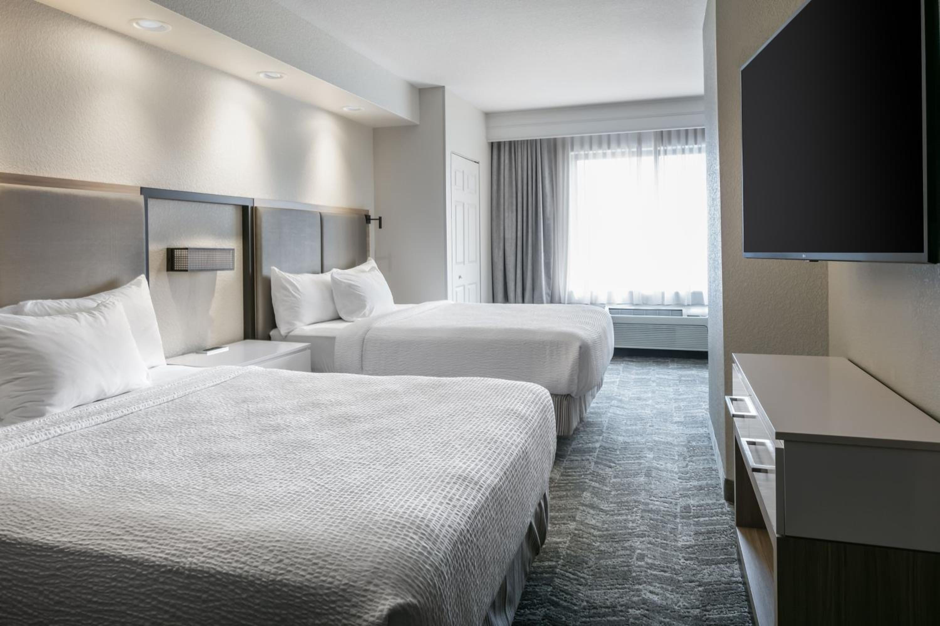 Queen Suite with Two Queen Beds and Sofa Bed - Photo 2