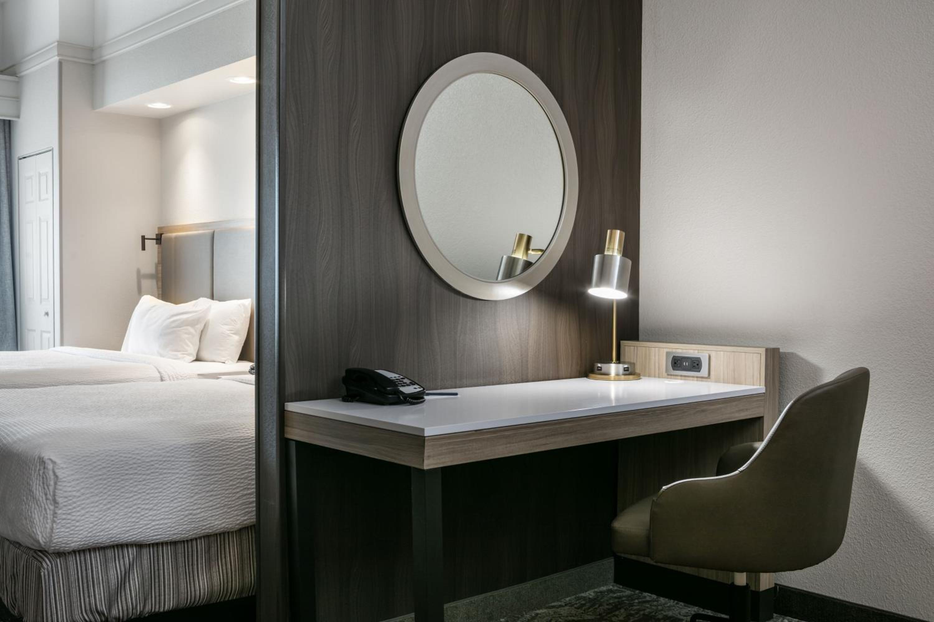 Queen Suite with Two Queen Beds and Sofa Bed - Photo 4