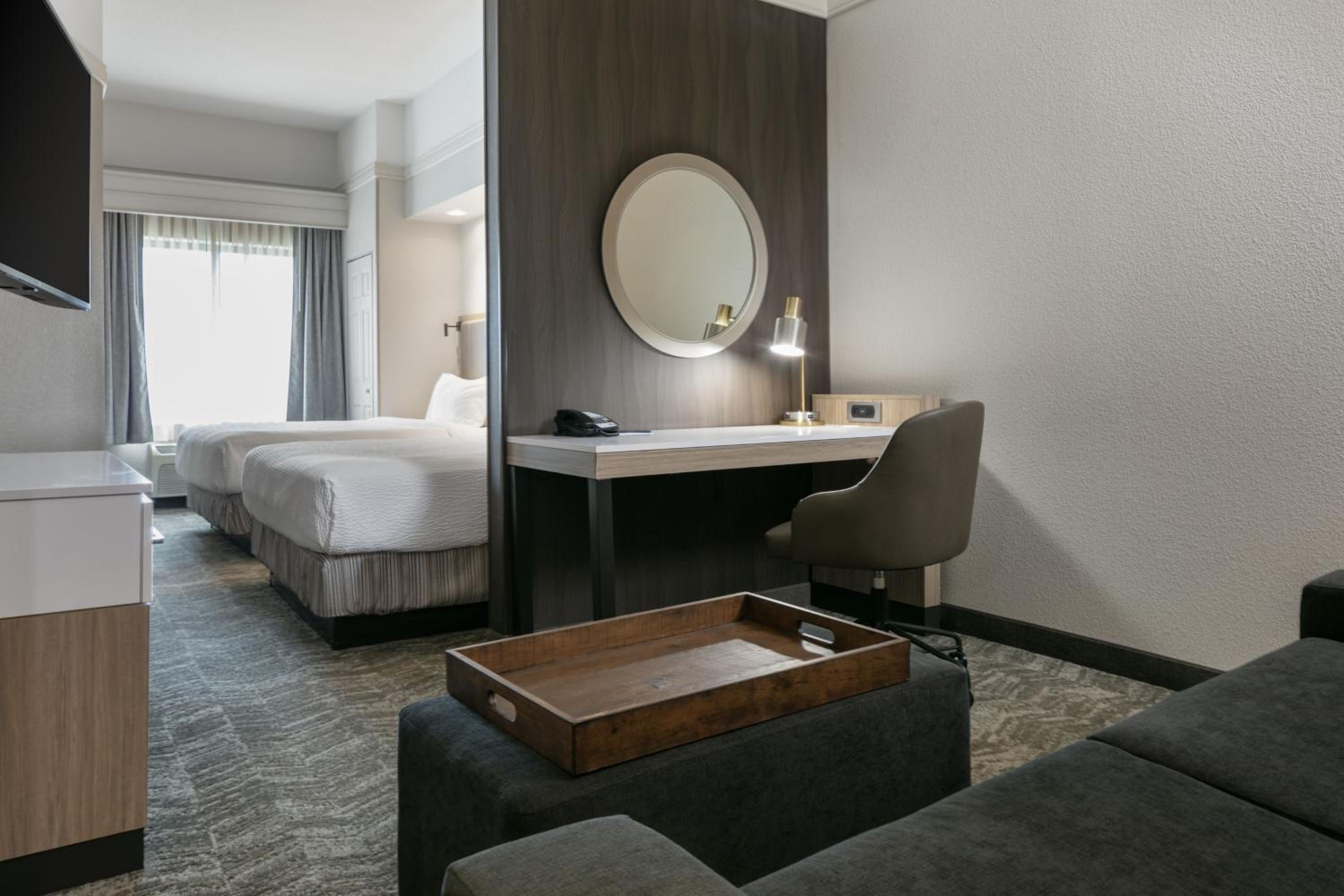 Queen Suite with Two Queen Beds and Sofa Bed - Photo 5