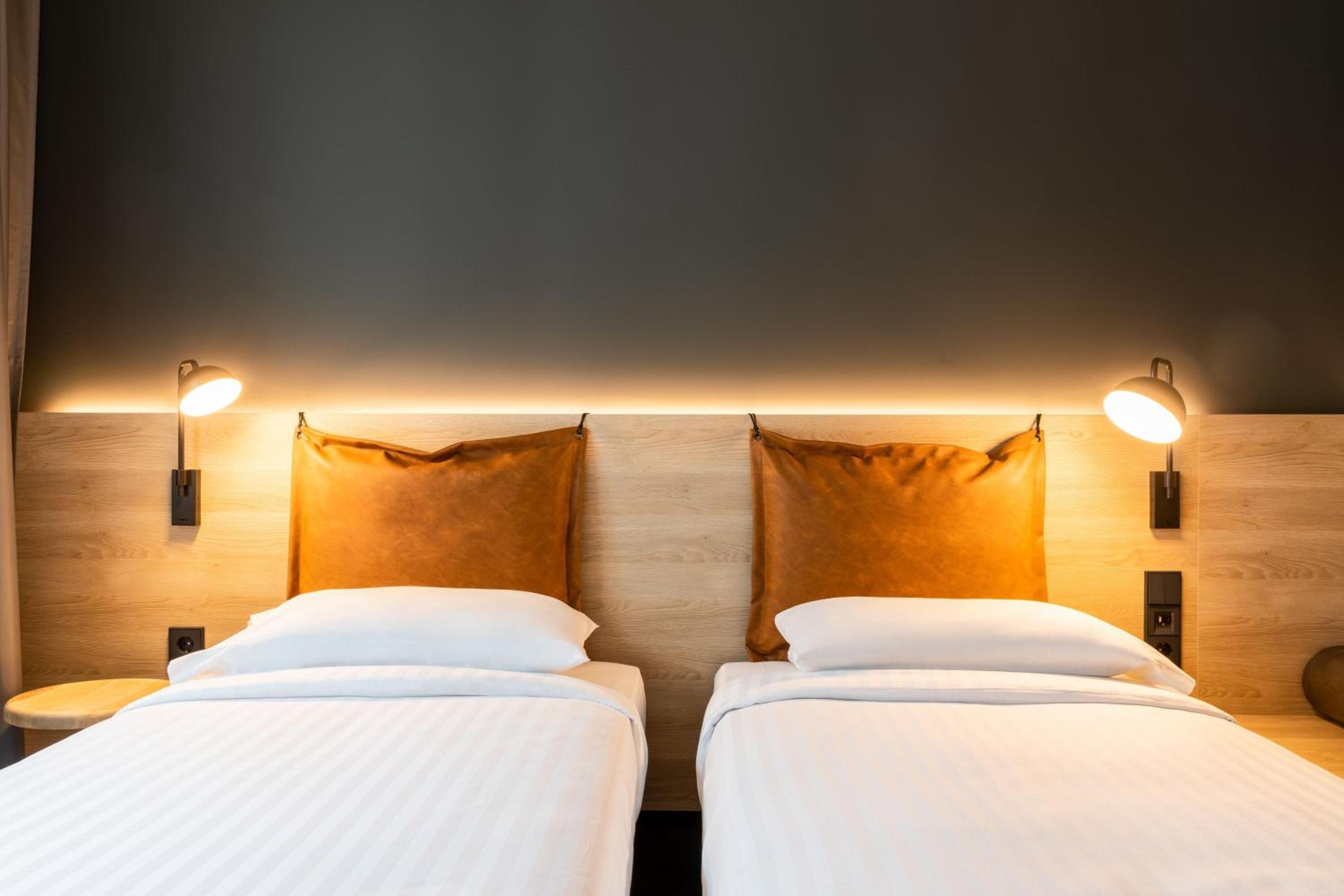 Moxy Twin Room thumbnail 6