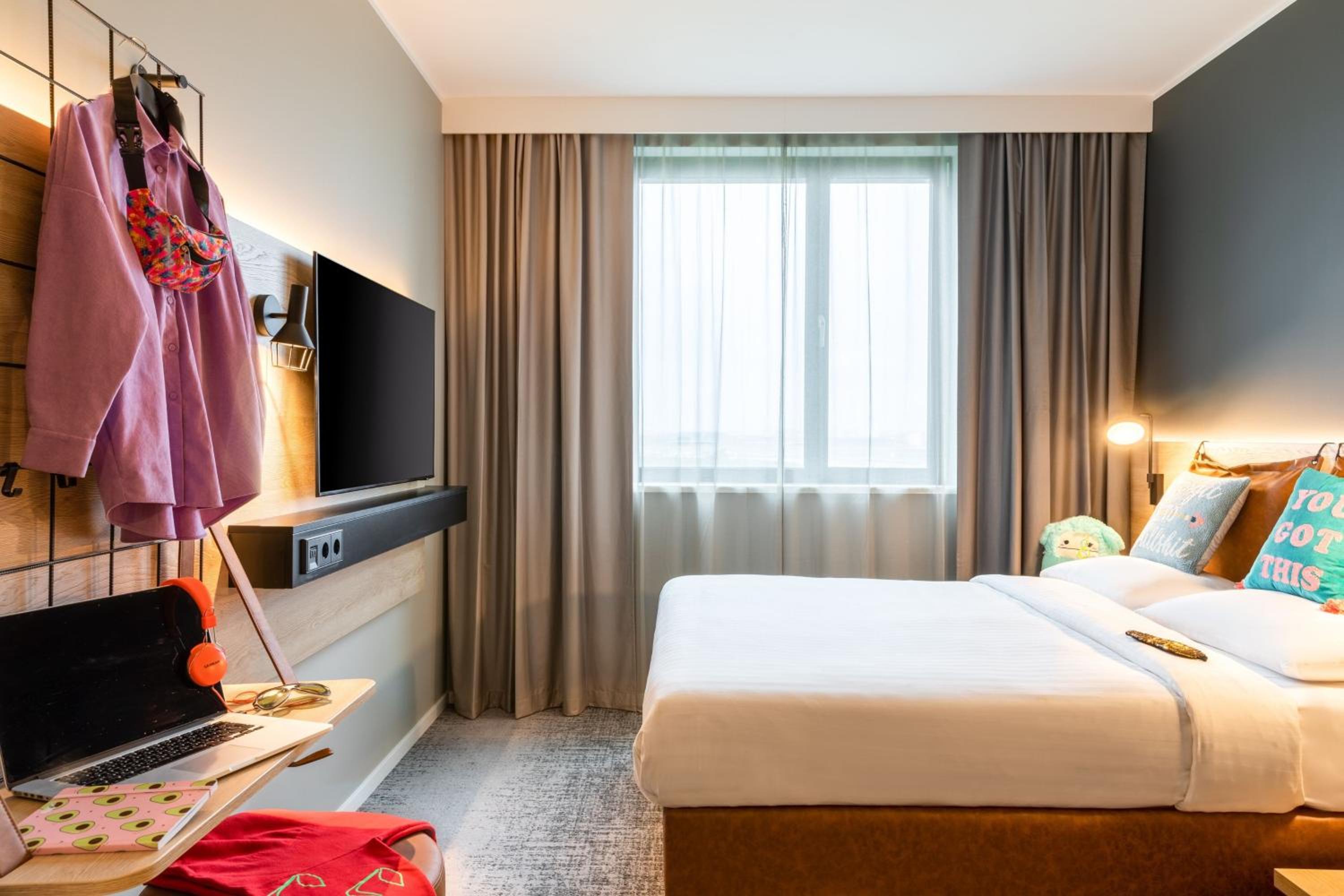 Moxy Queen Room