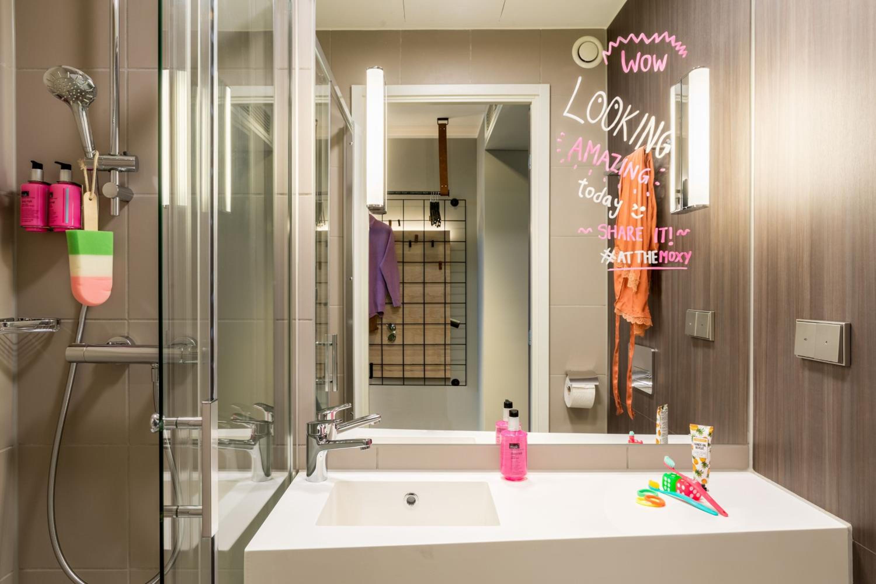Moxy Twin Room