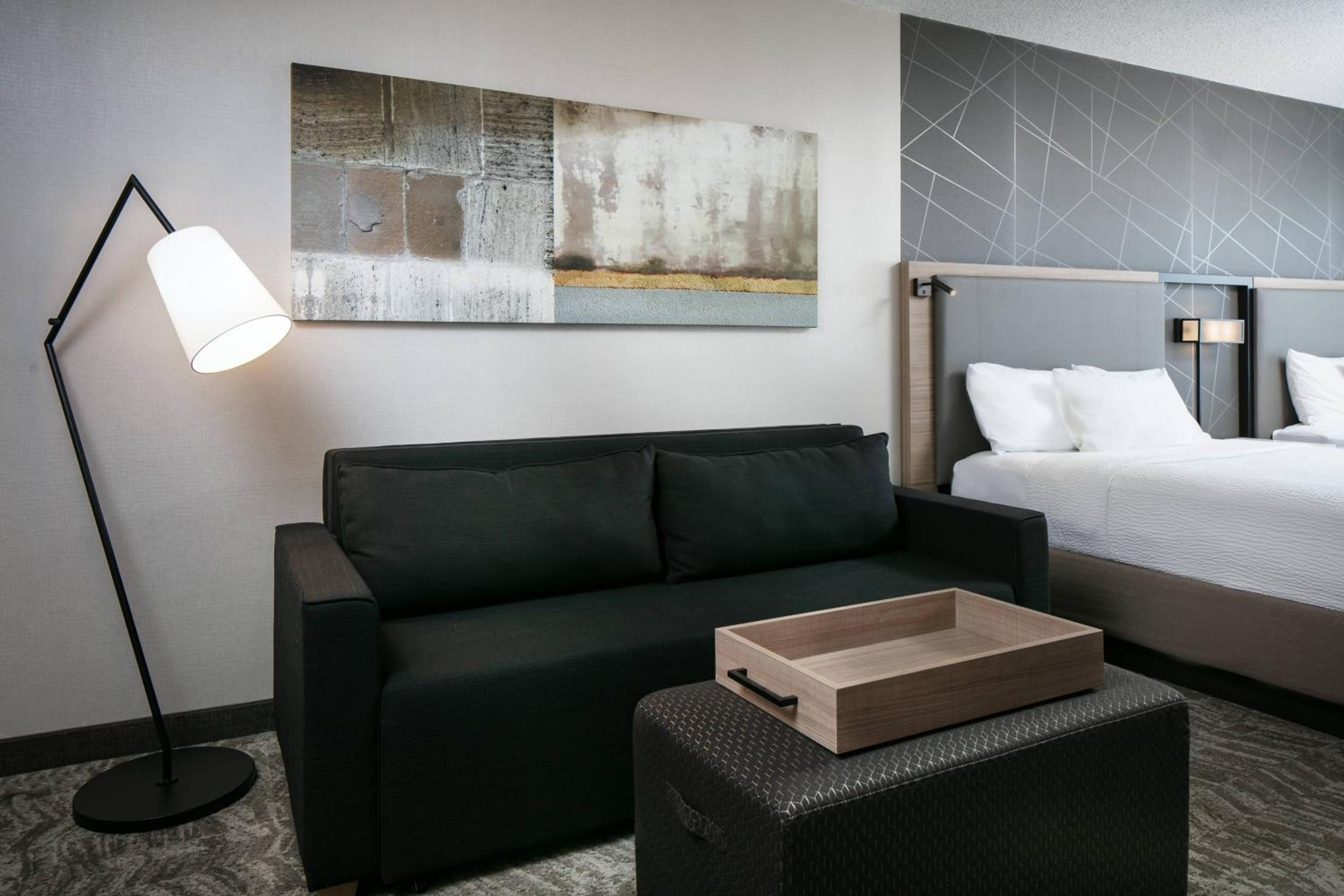 Queen Suite with Sofa Bed - Photo 3