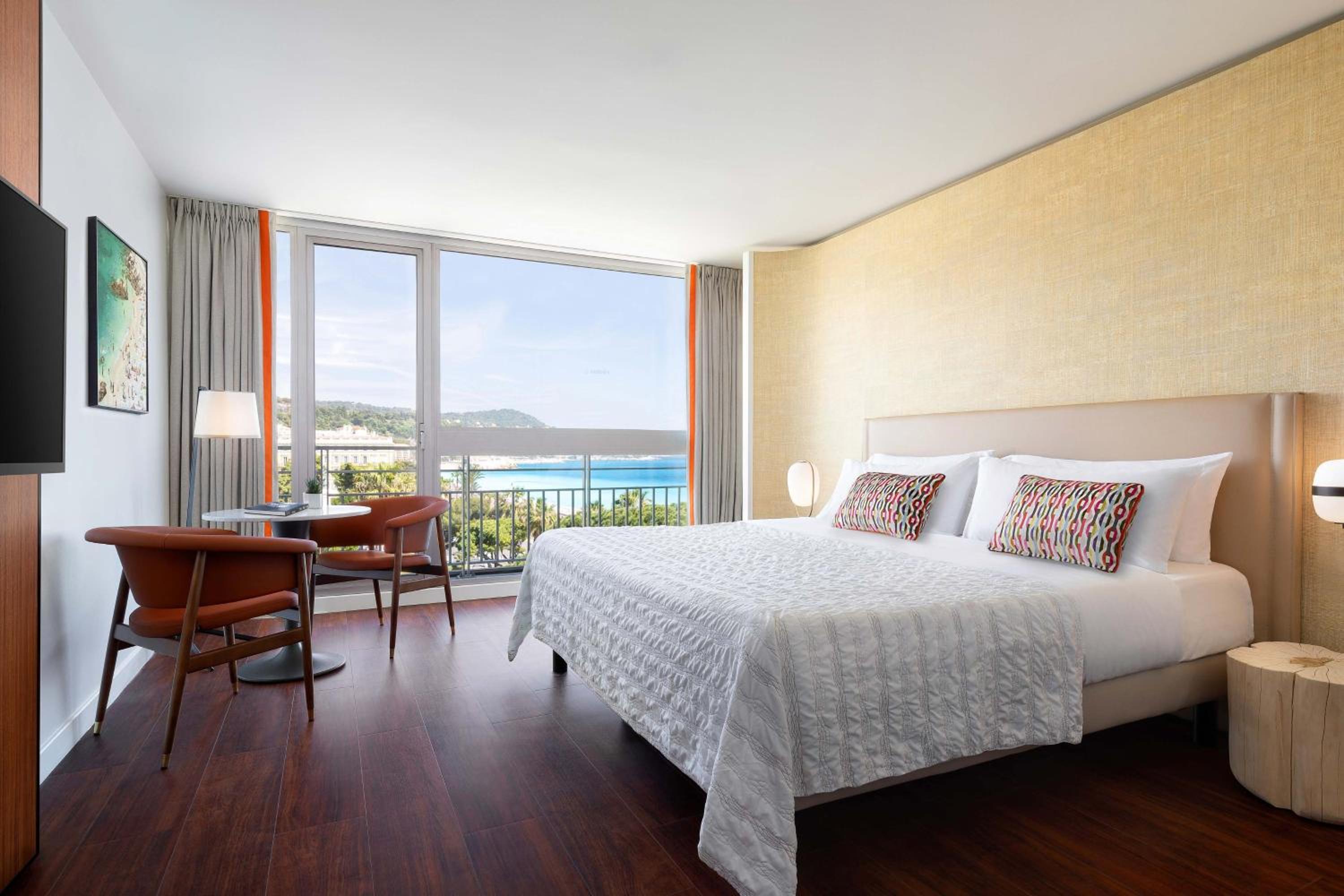 Deluxe room with Sea and Garden view, King bed - Photo 1