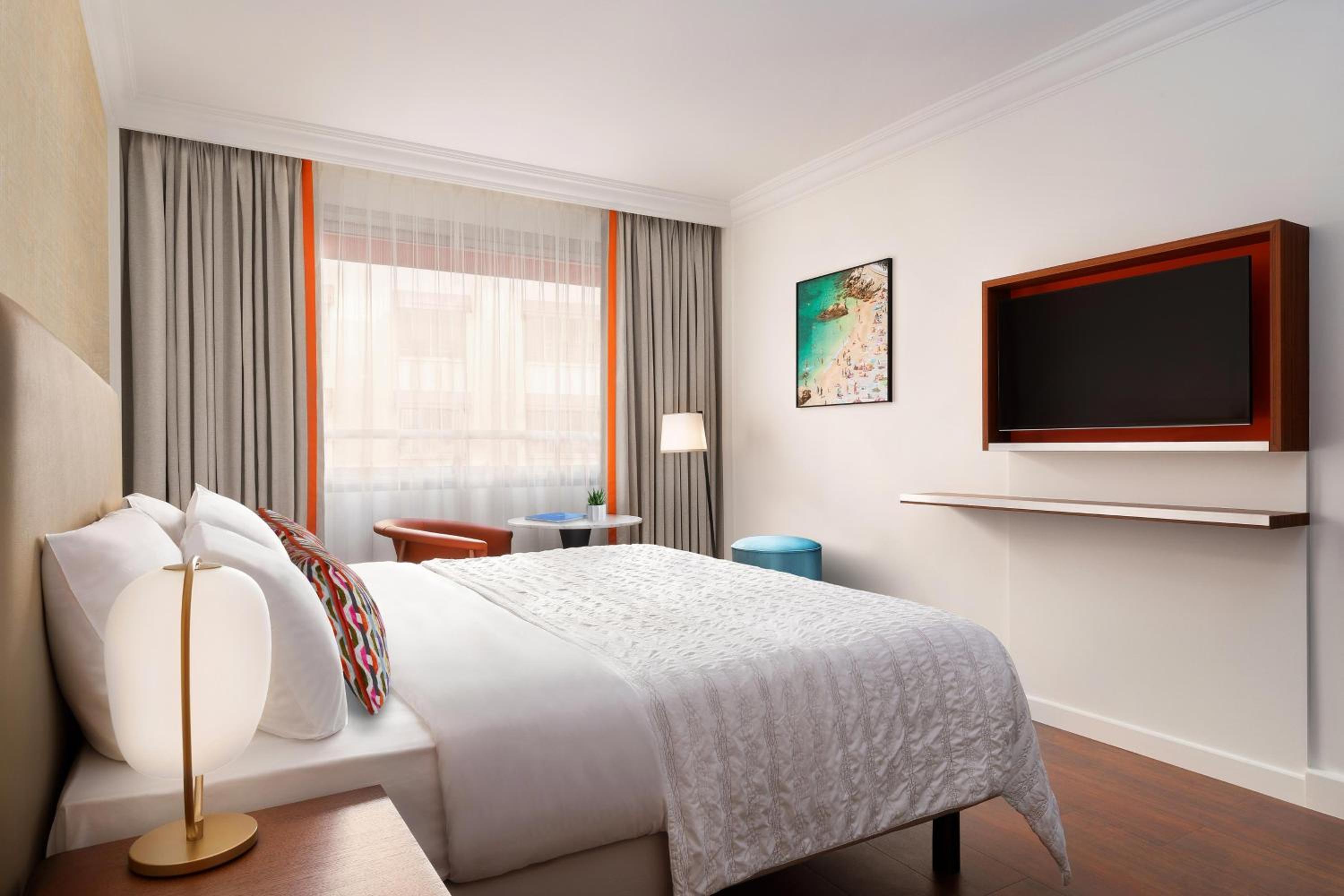 Classic room with Courtyard view, King bed - Photo 1