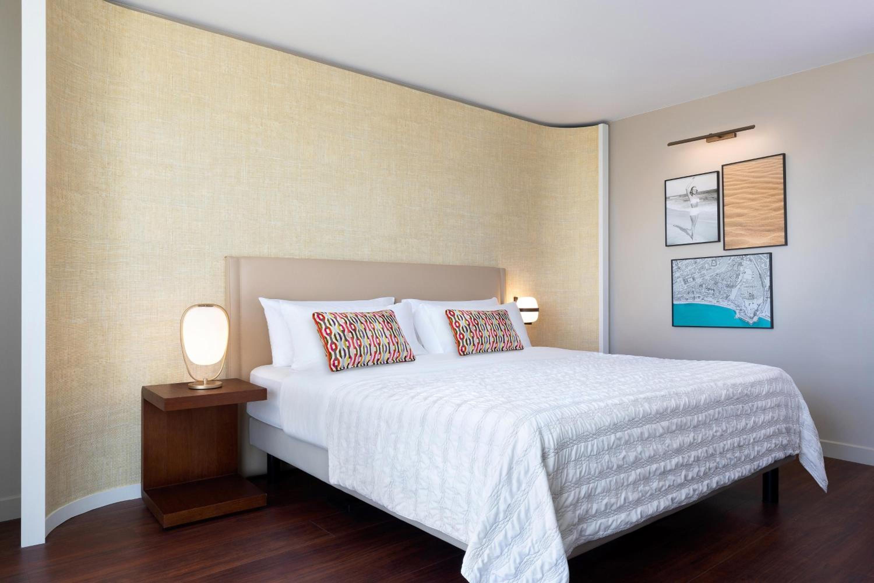 Deluxe room with Sea and Garden view, King bed - Photo 7