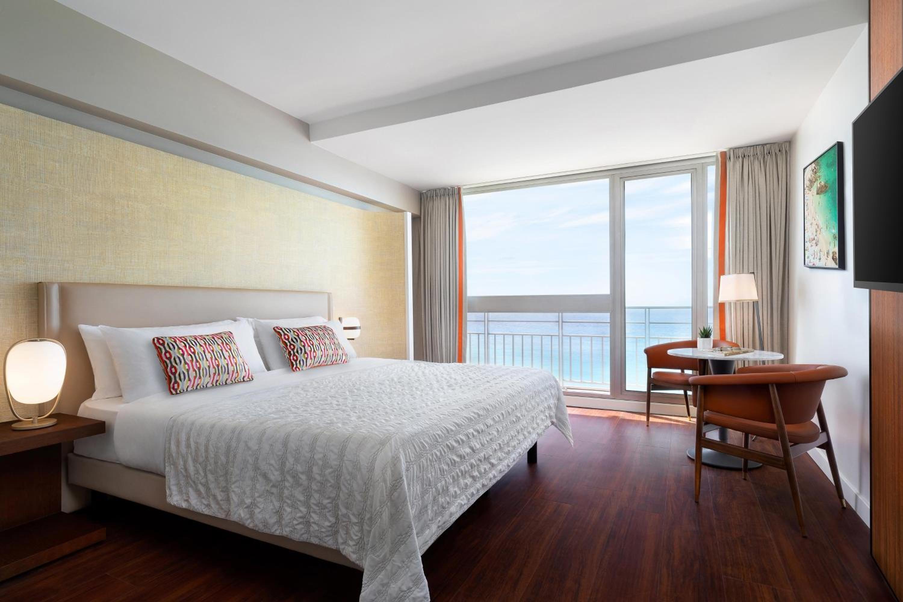 Deluxe room with Sea view, King bed - Photo 1