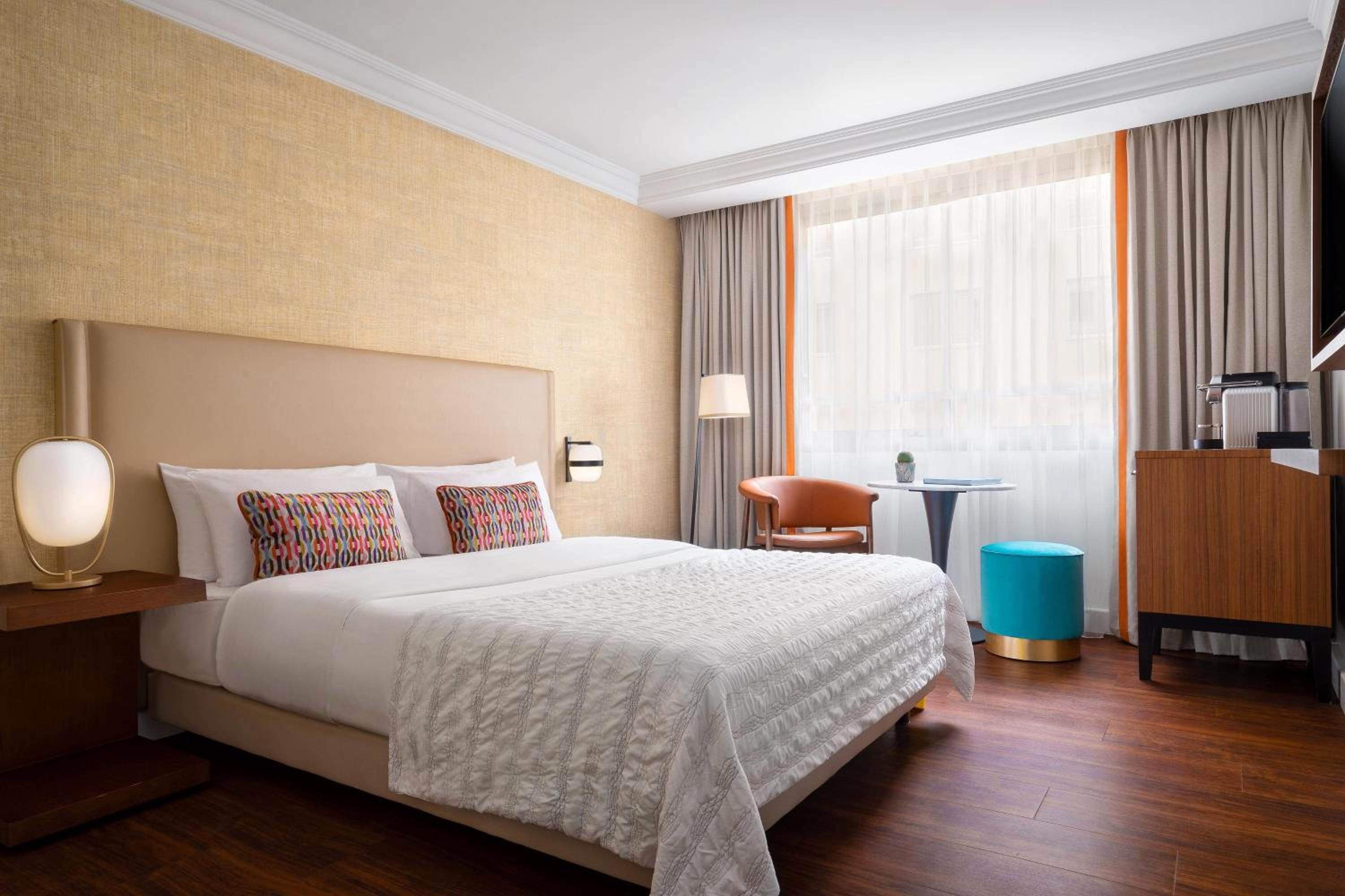 Classic room with Courtyard view, King bed - Photo 5
