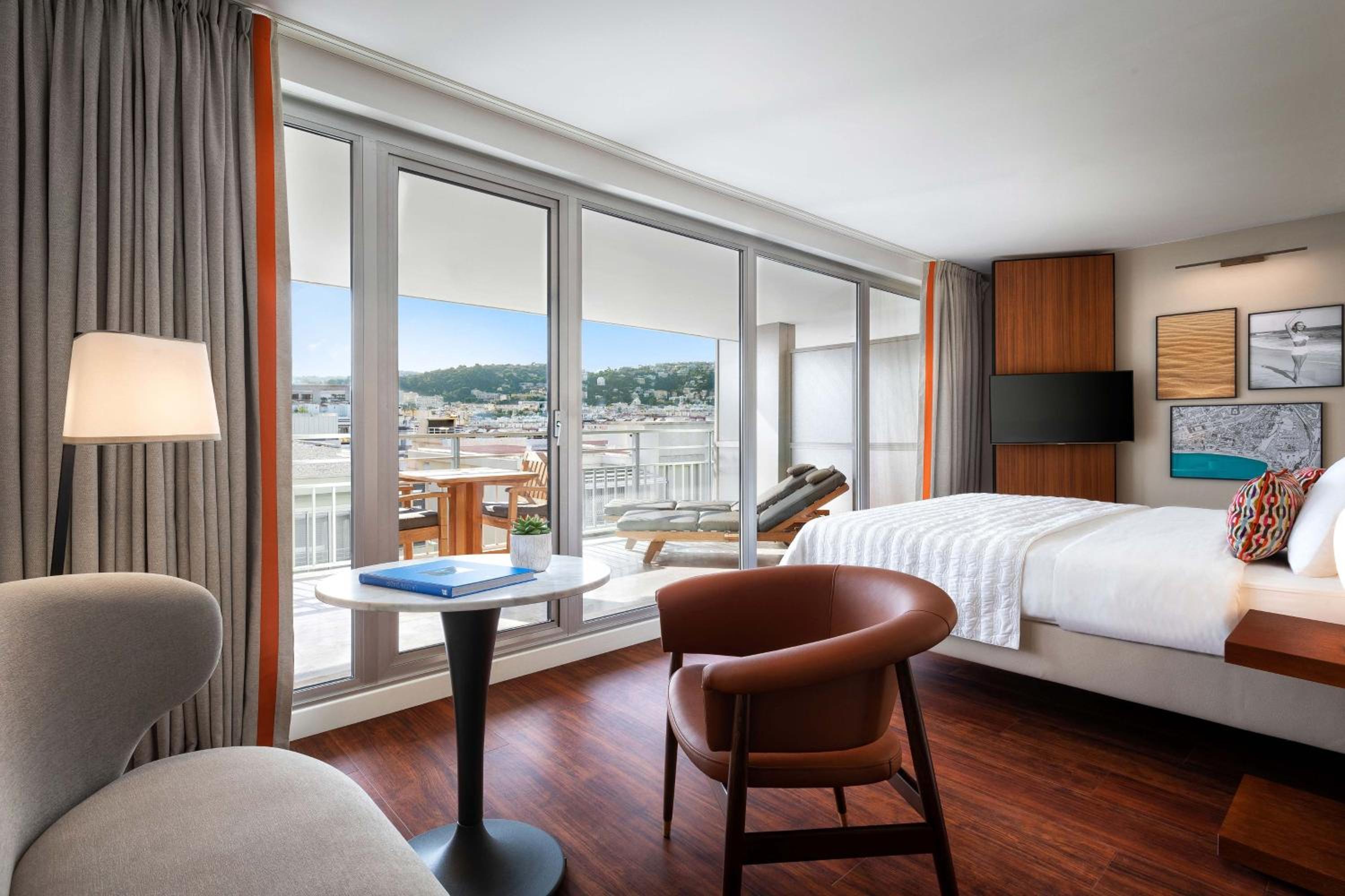 Executive room with City view, King bed - Photo 1