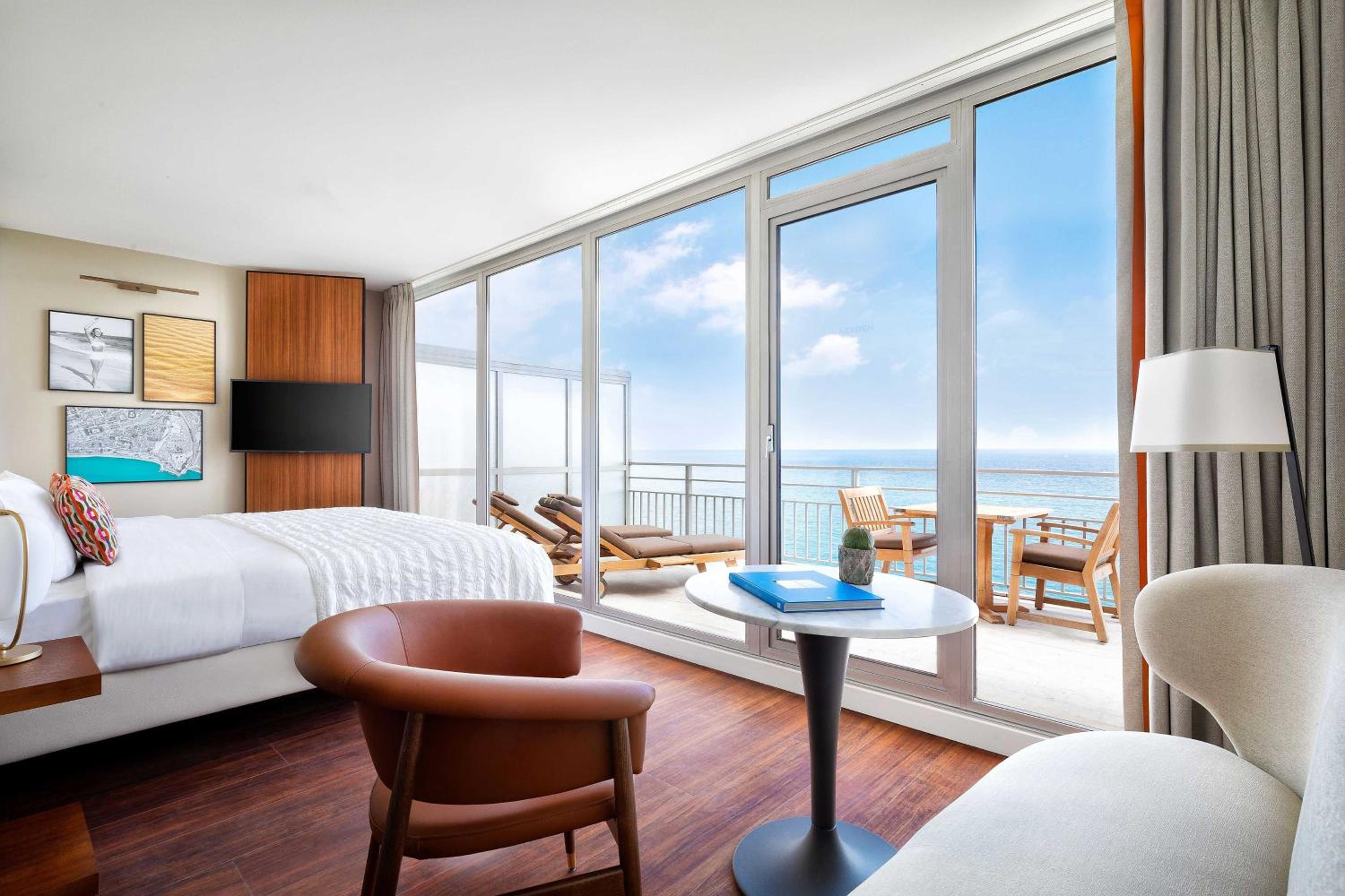 Executive room with Sea view, King bed  - Photo 1