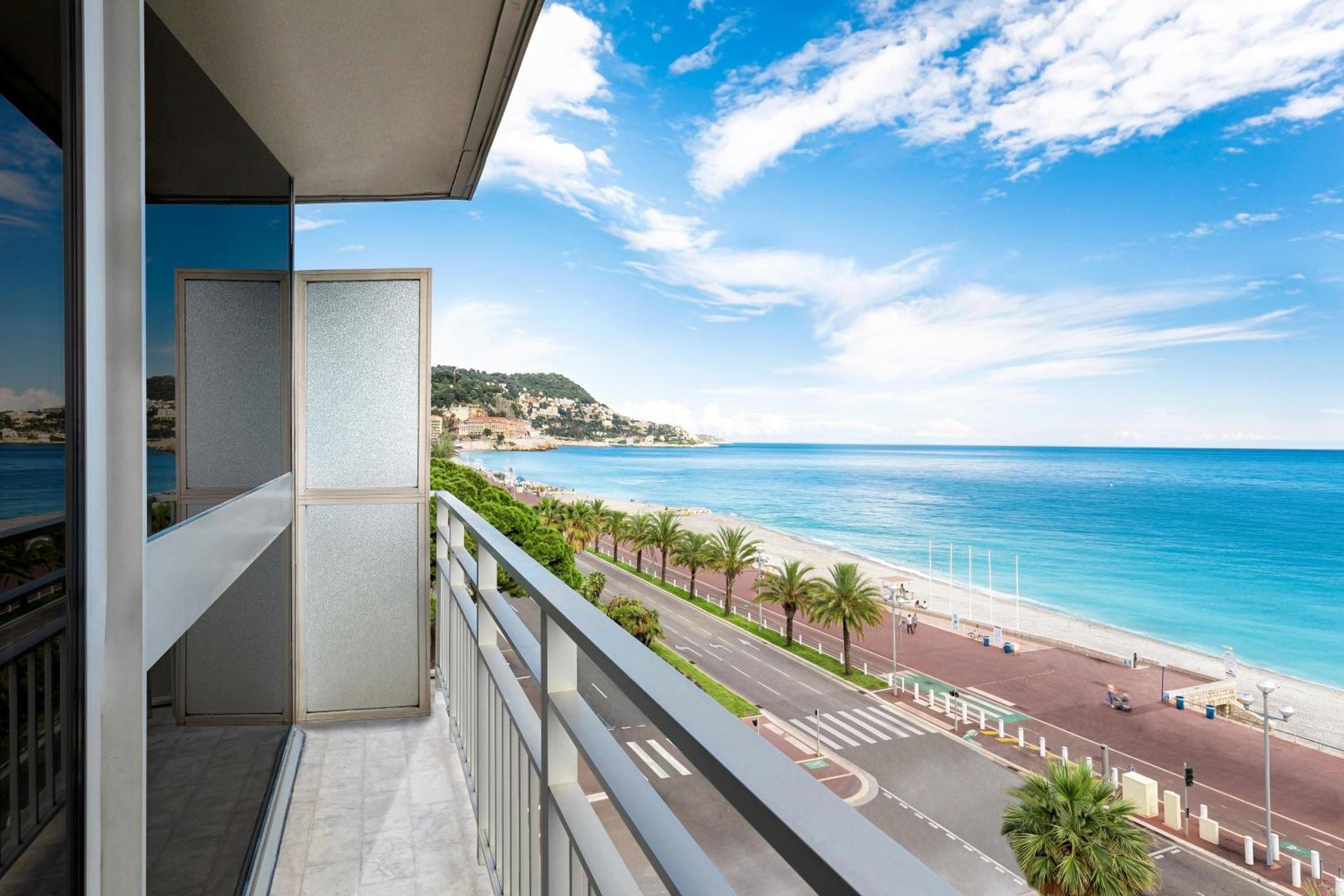 Deluxe room with Sea view, King bed - Photo 3